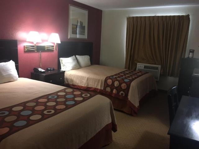 Queen Room with Two Queen Beds - Non-Smoking - Photo 1