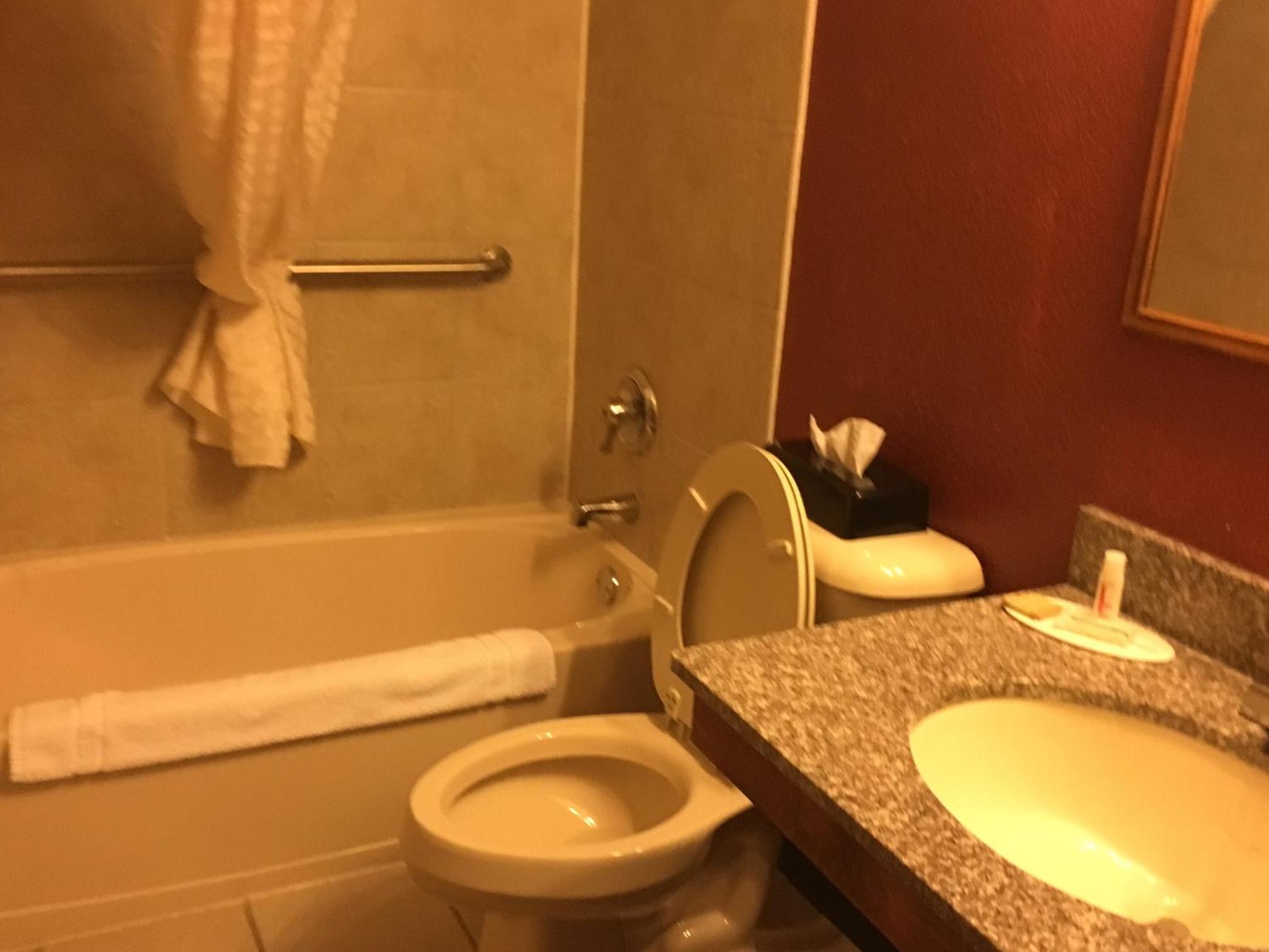 Queen Room with Two Queen Beds - Non-Smoking - Photo 3