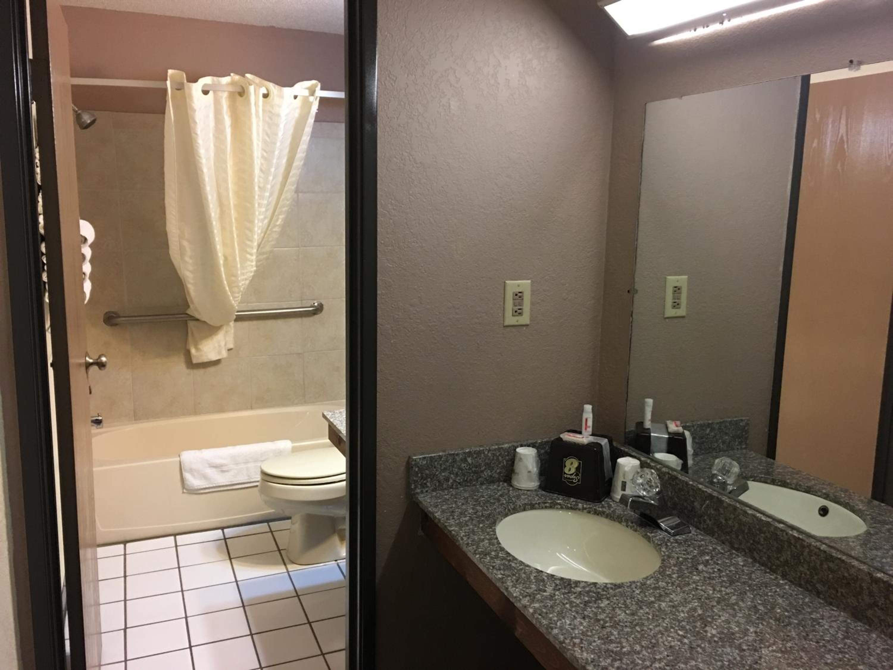 King Room - Non-Smoking photo 2