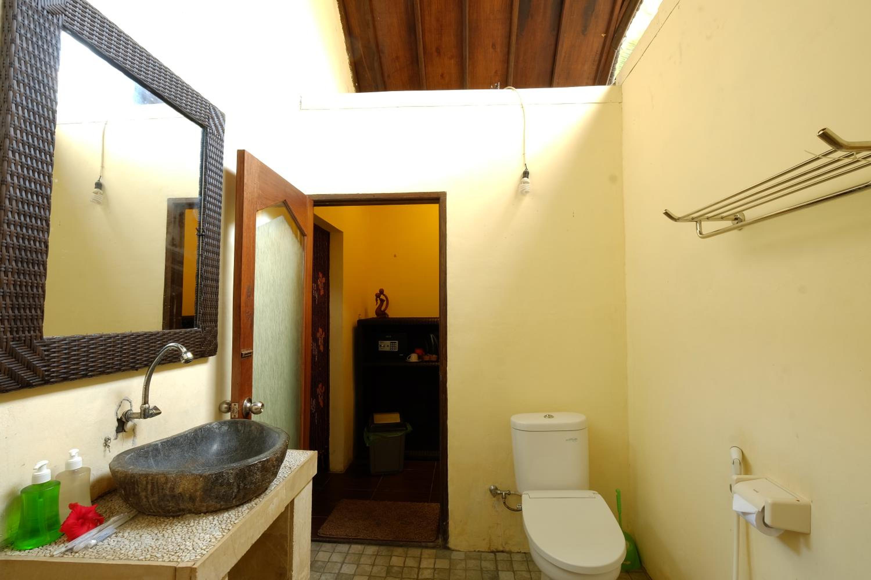 Double Room with Pool View - Photo 2