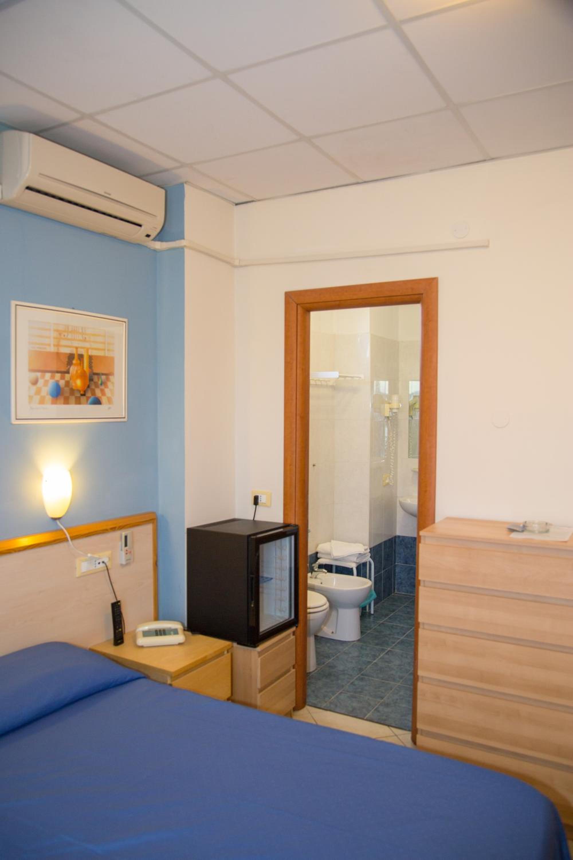 Double or Twin Room - Photo 5