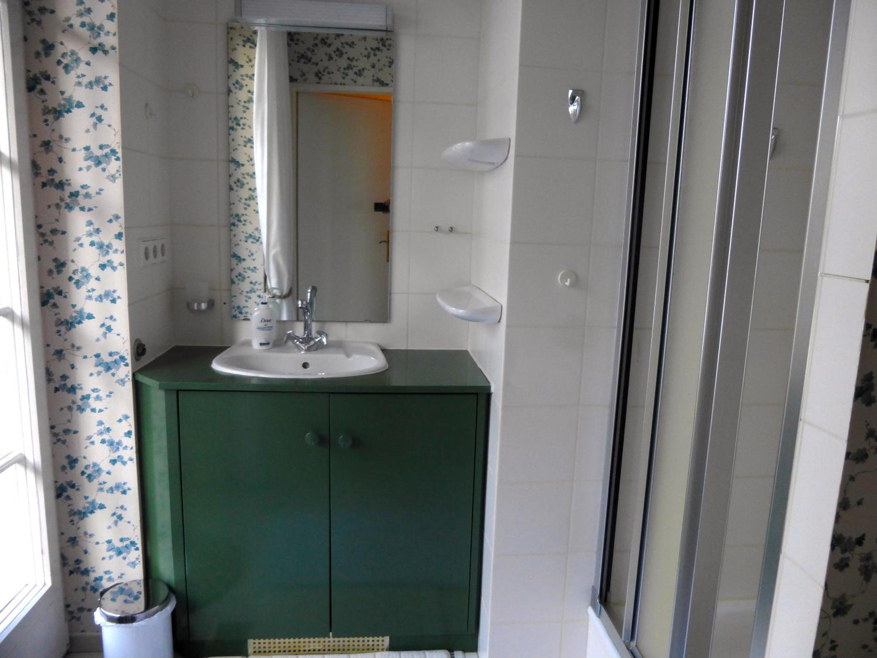 Single Room with Private Bathroom photo 2