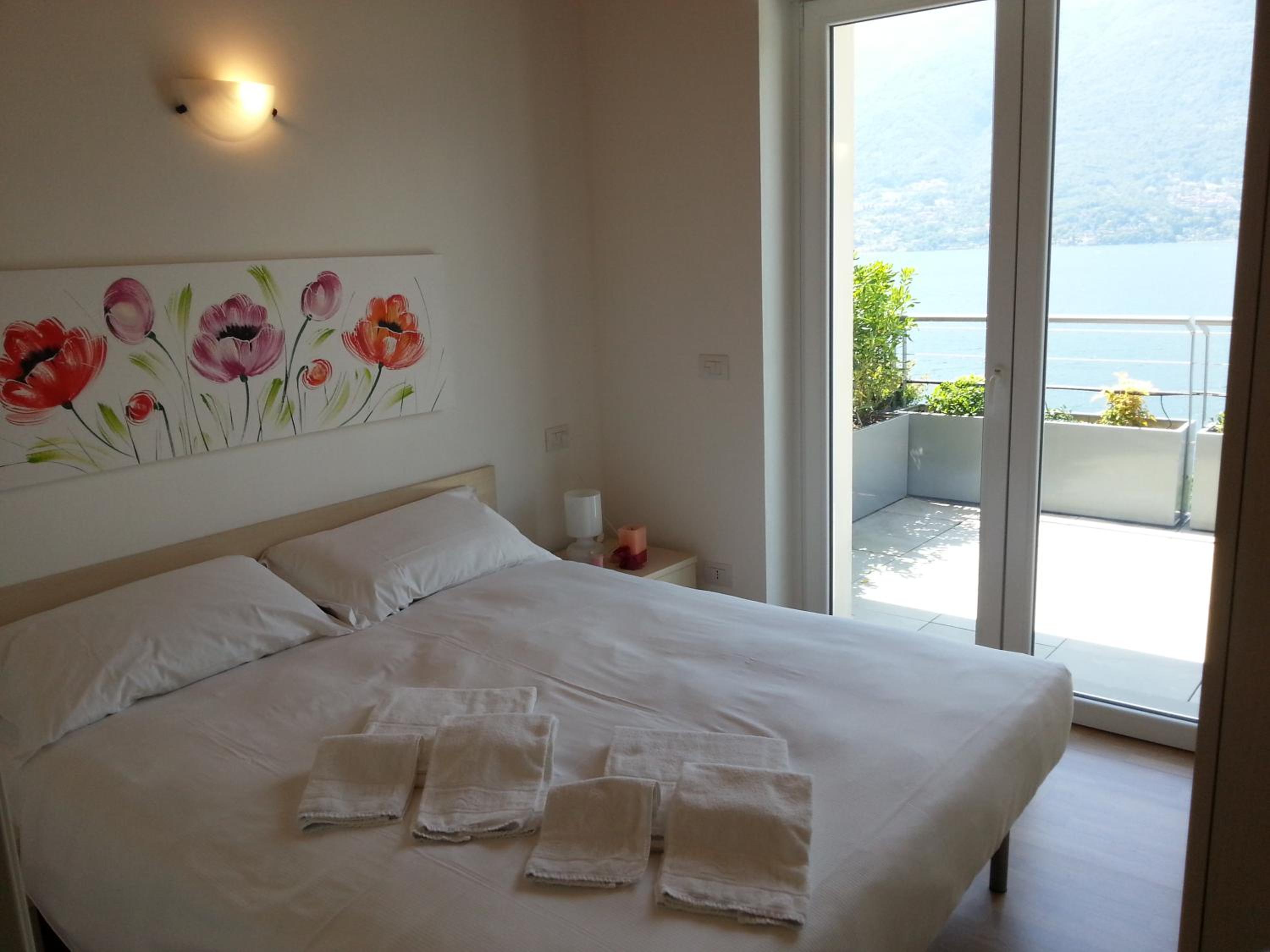 One-Bedroom Apartment 15 with Lake View