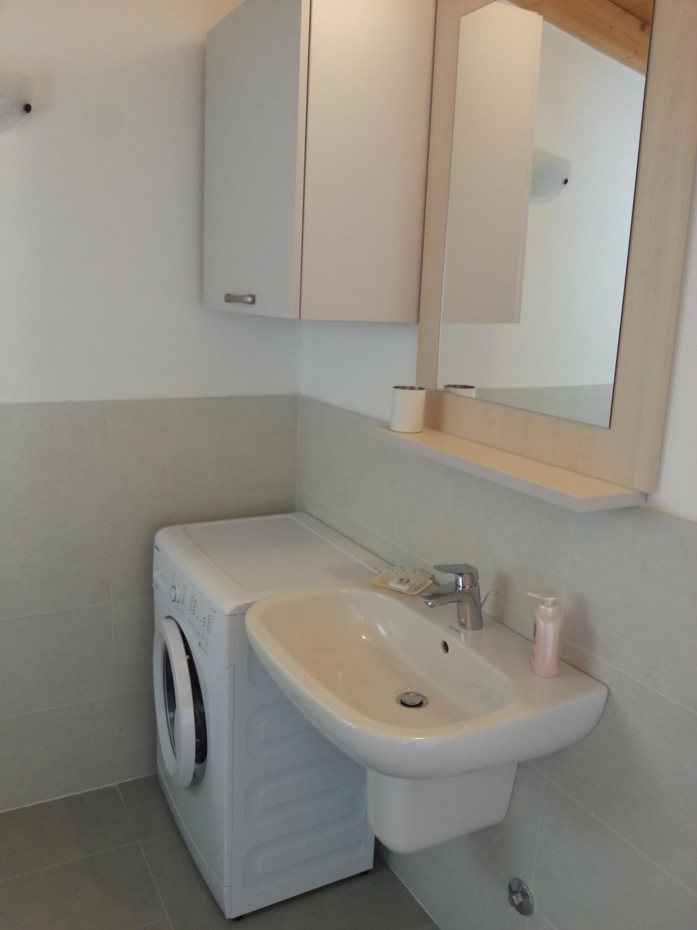 One-Bedroom Apartment 15 with Lake View photo 2
