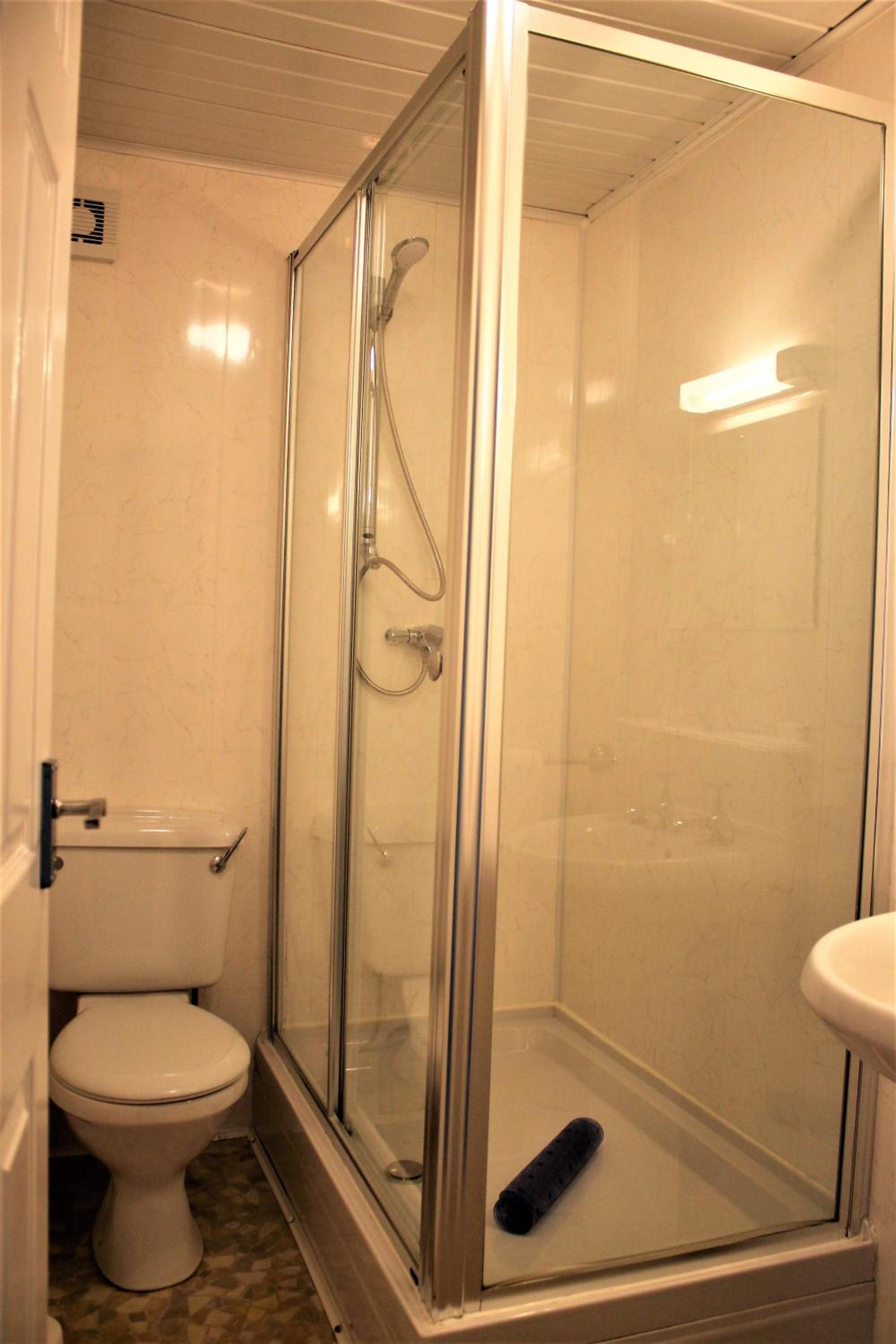 Twin Room - Photo 7