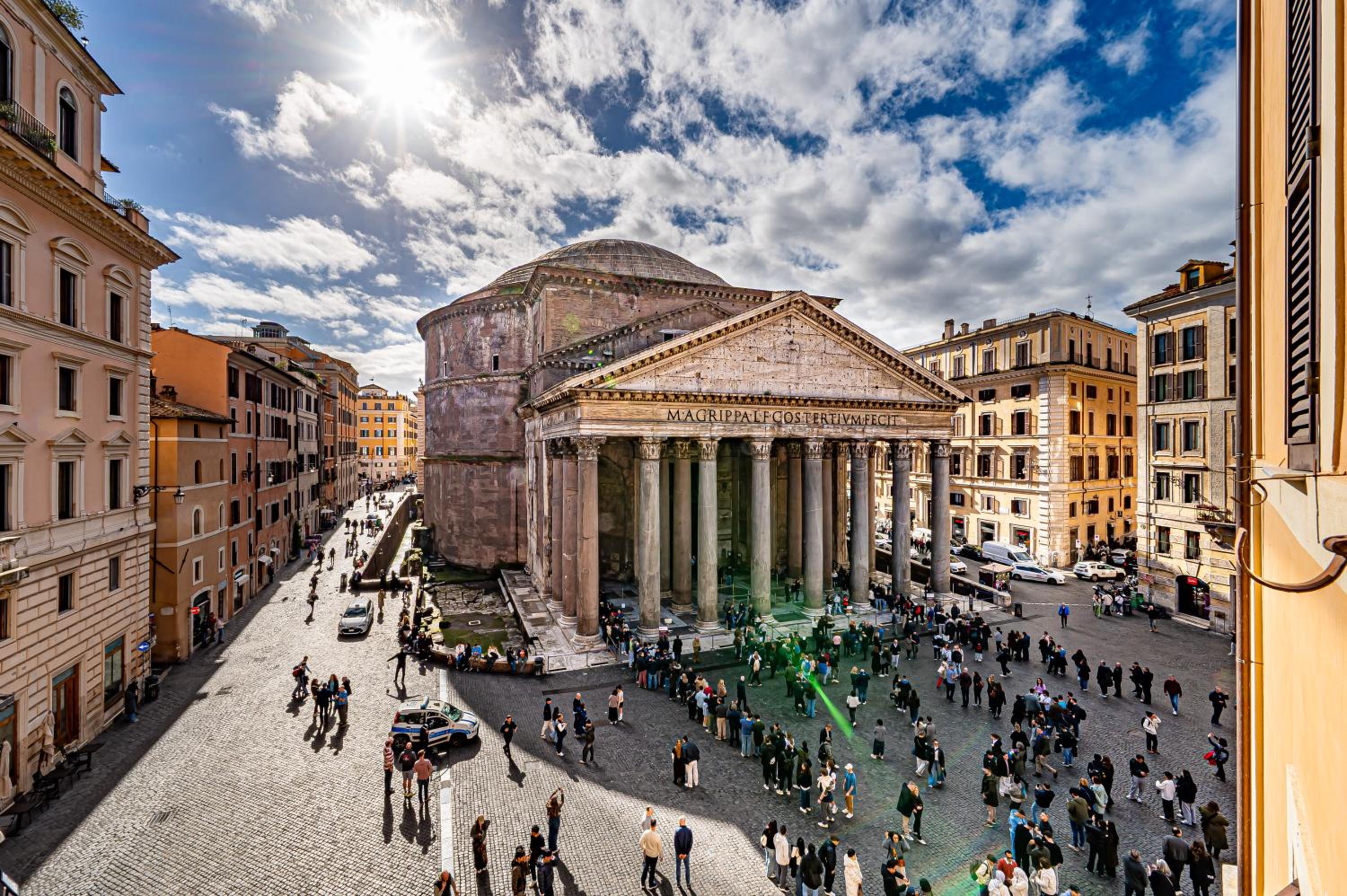 Romantic Room with French Bed and Pantheon view