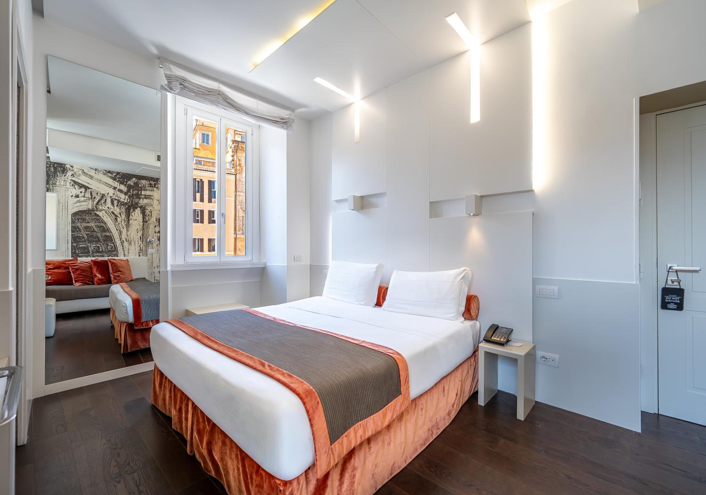 Corner room with Pantheon and Fountain View