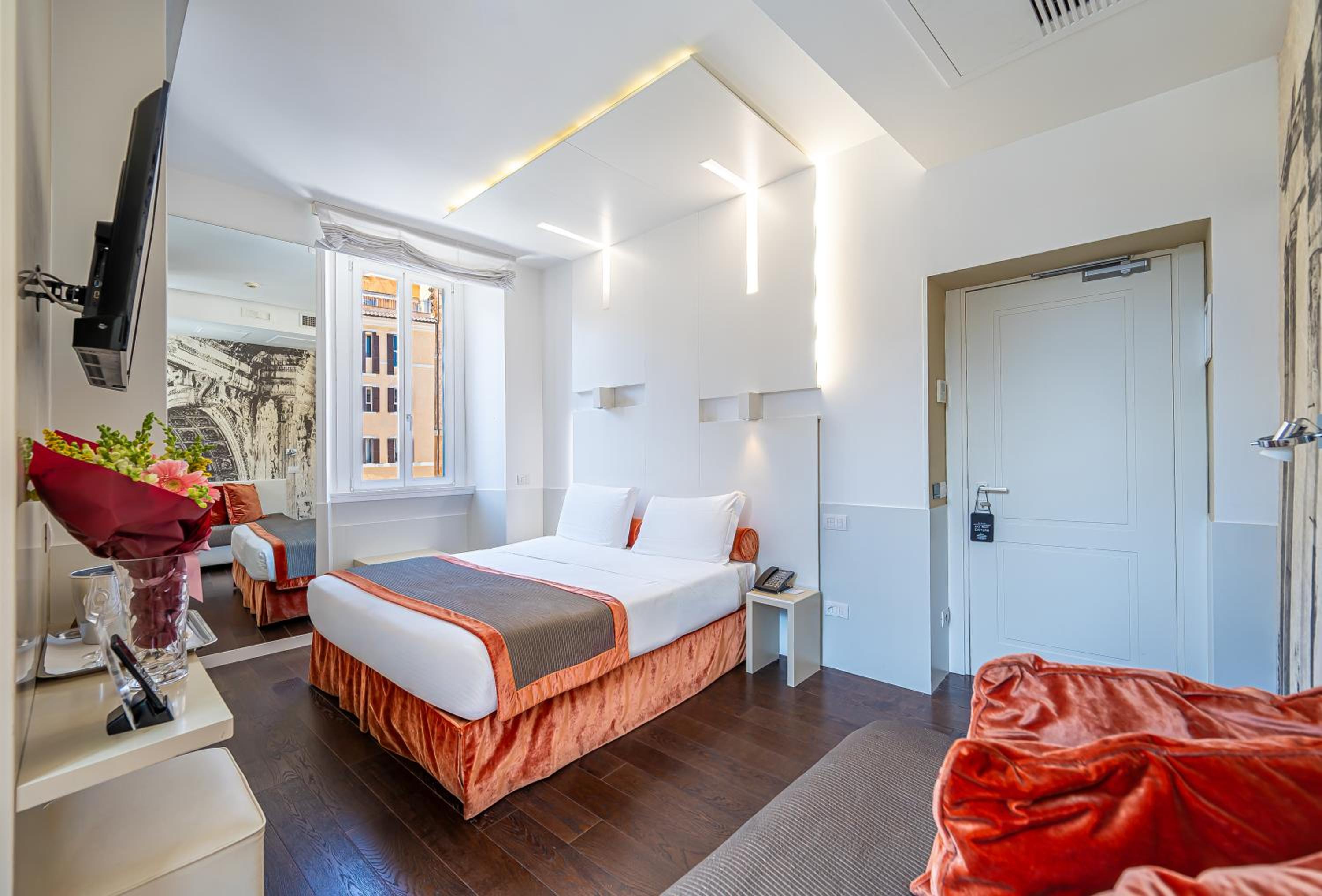 Corner room with Pantheon and Fountain View