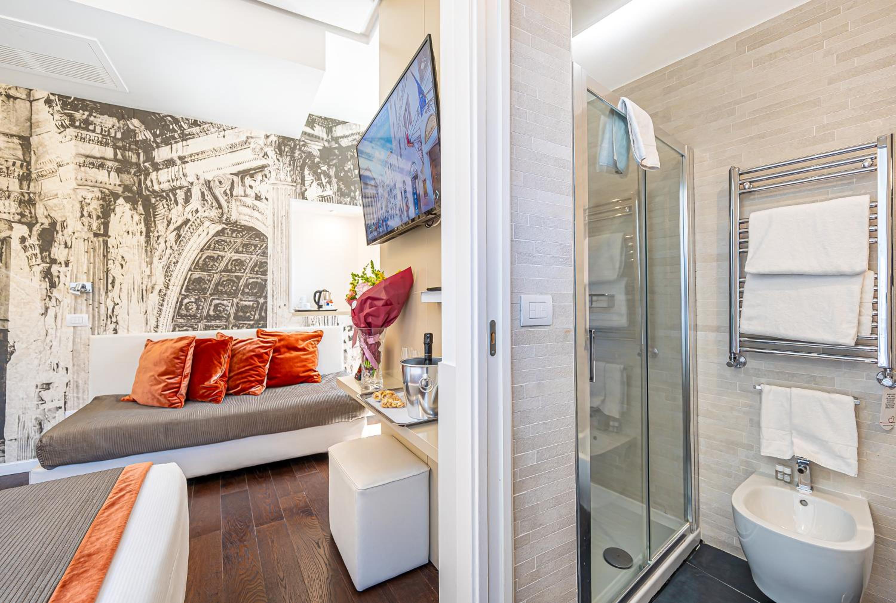 Corner room with Pantheon and Fountain View