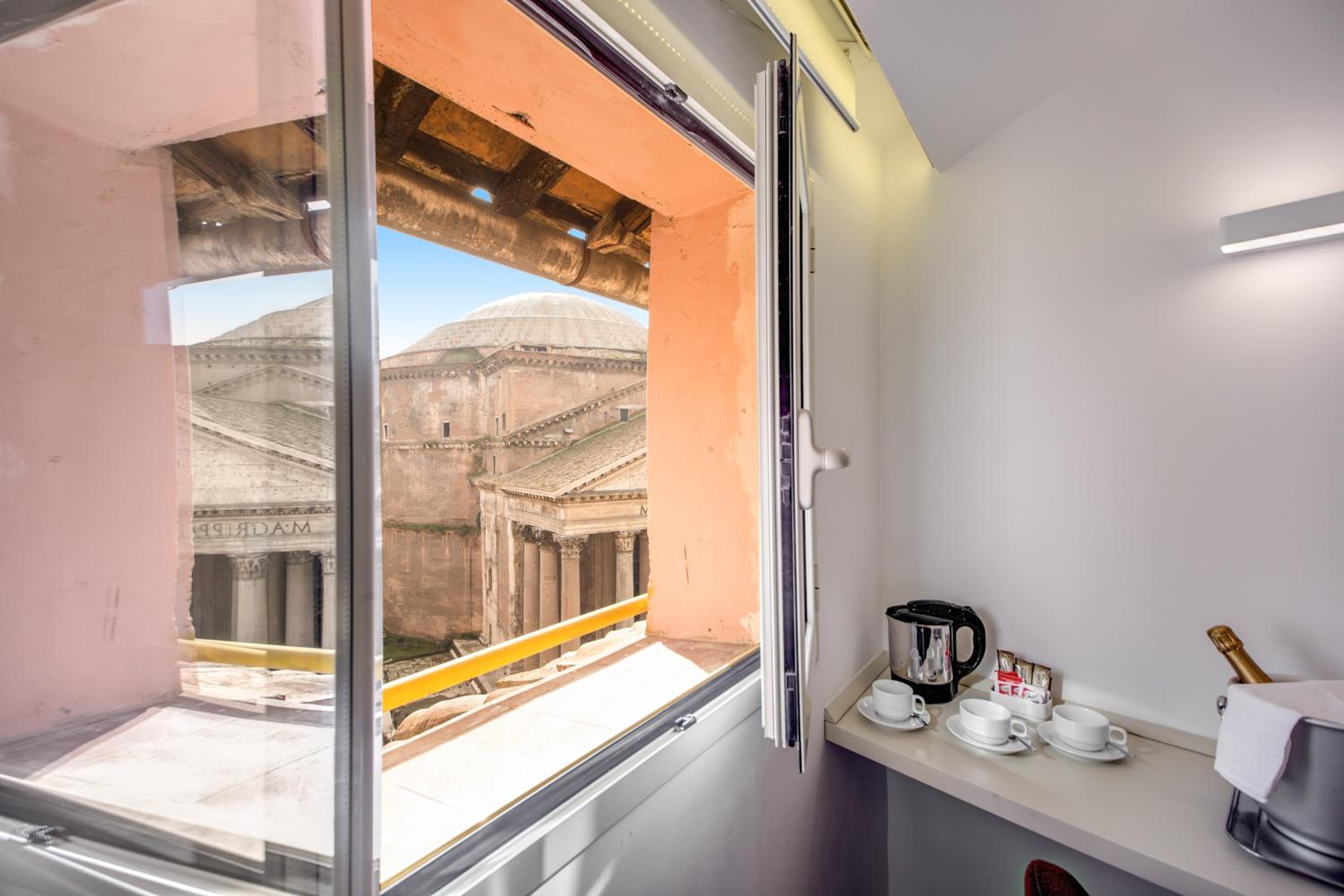 Junior Suite with Pantheon View on the 5th floor