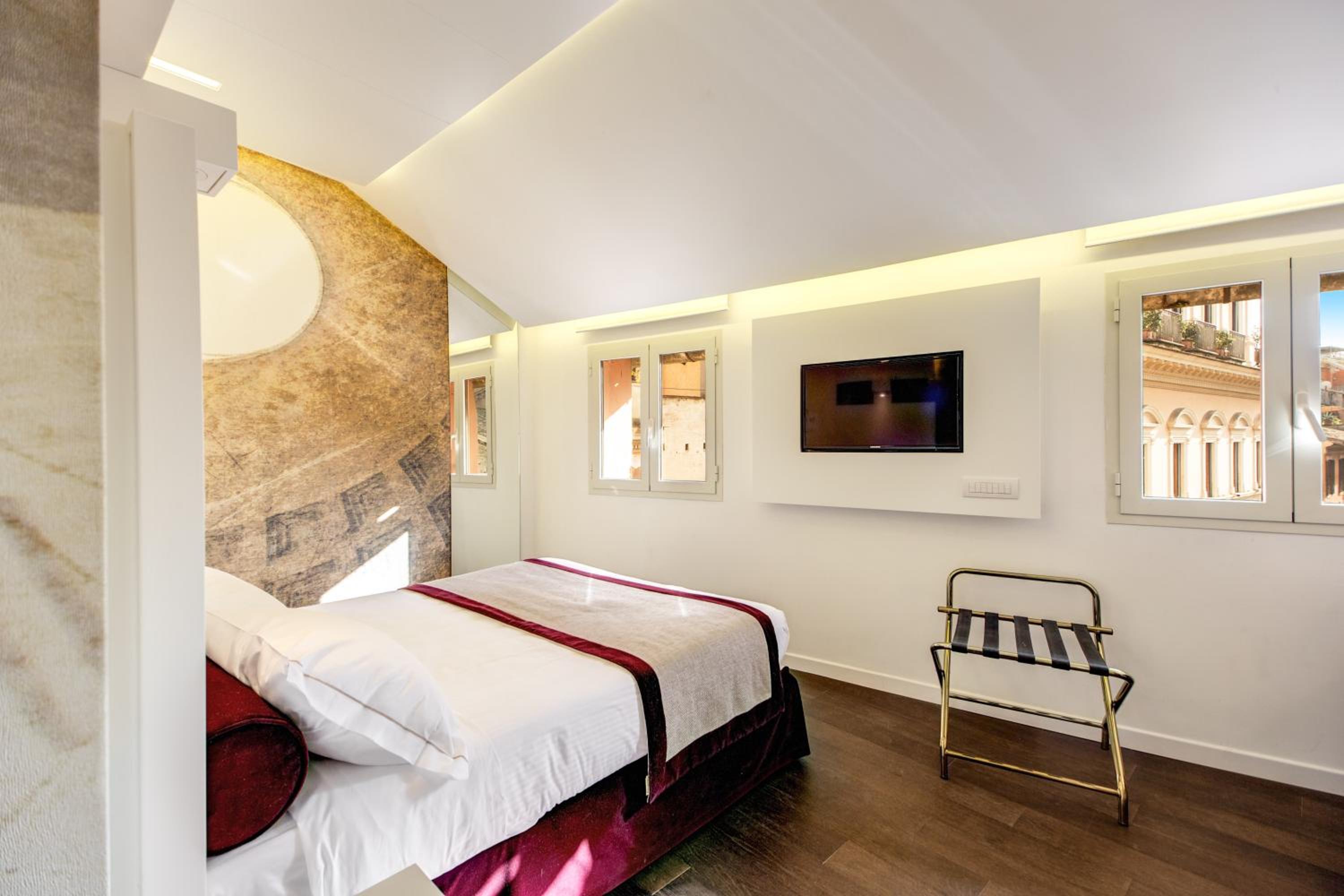 Junior Suite with Pantheon View on the 5th floor thumbnail 5