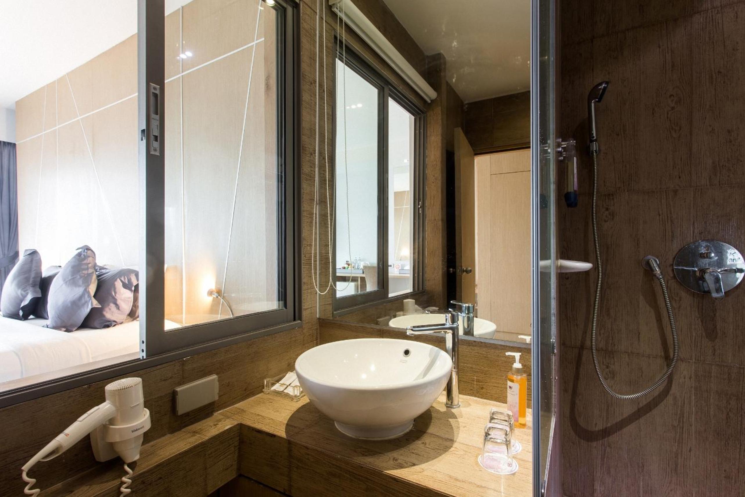 Deluxe Double Room with Balcony photo 2