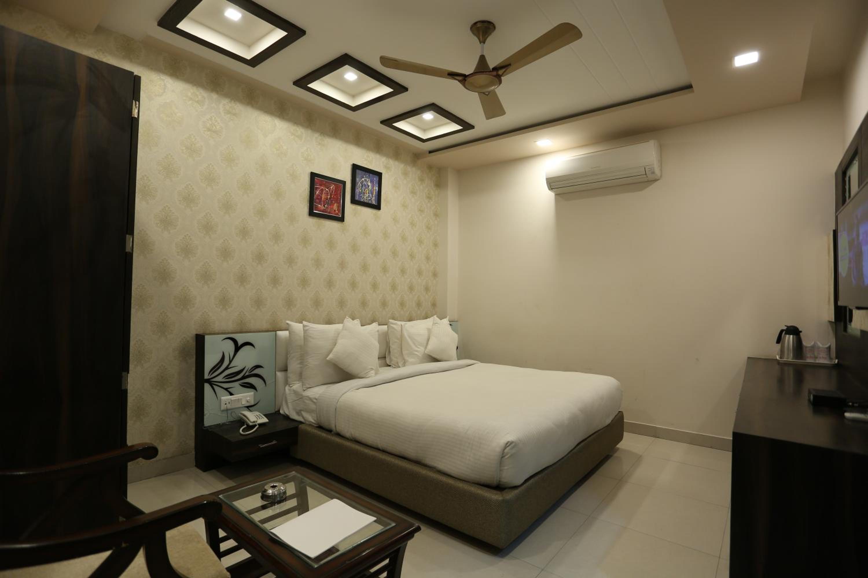 Deluxe Double Room (2 Adults + 1 Child)