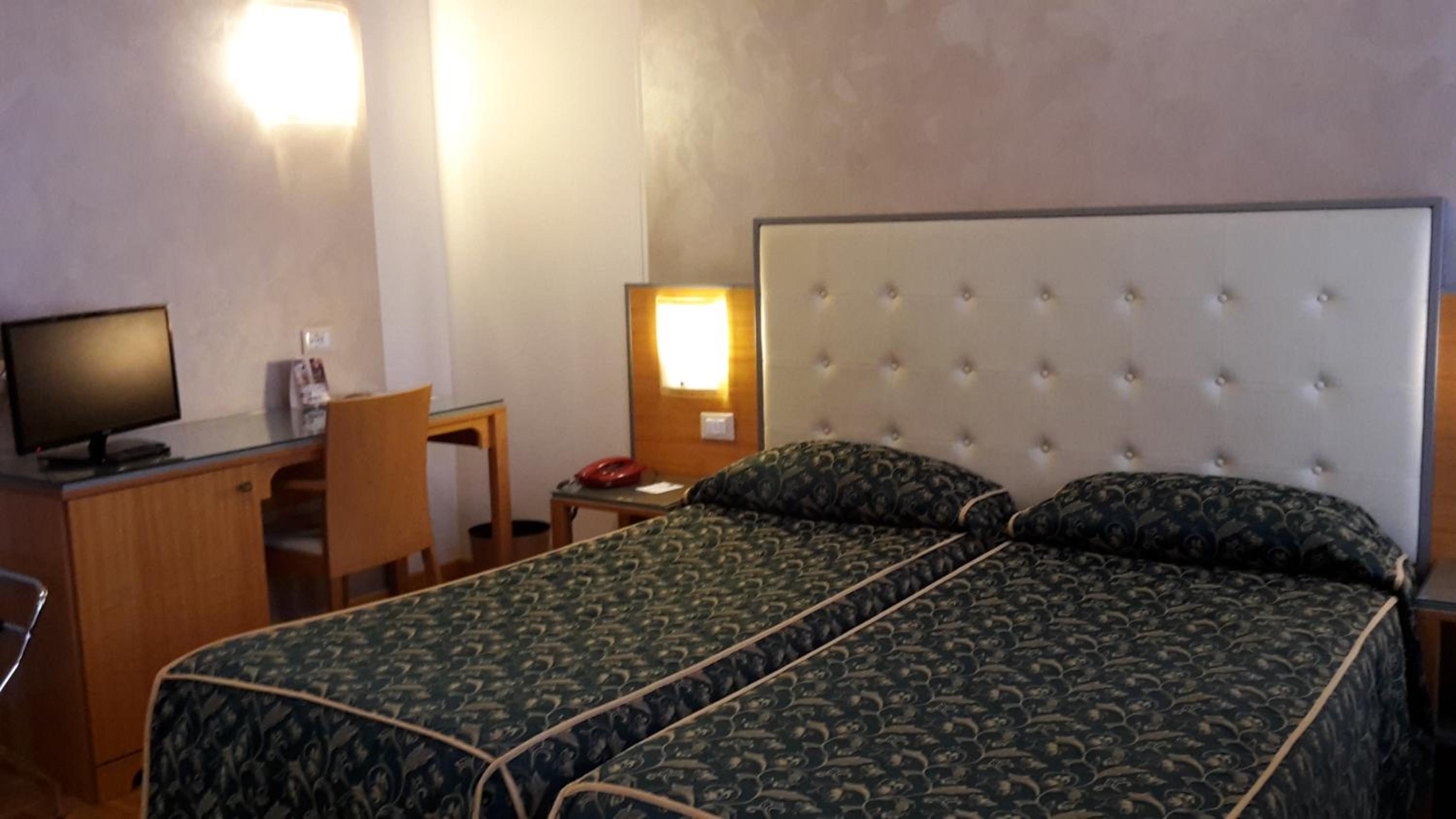 Twin Room - Photo 2