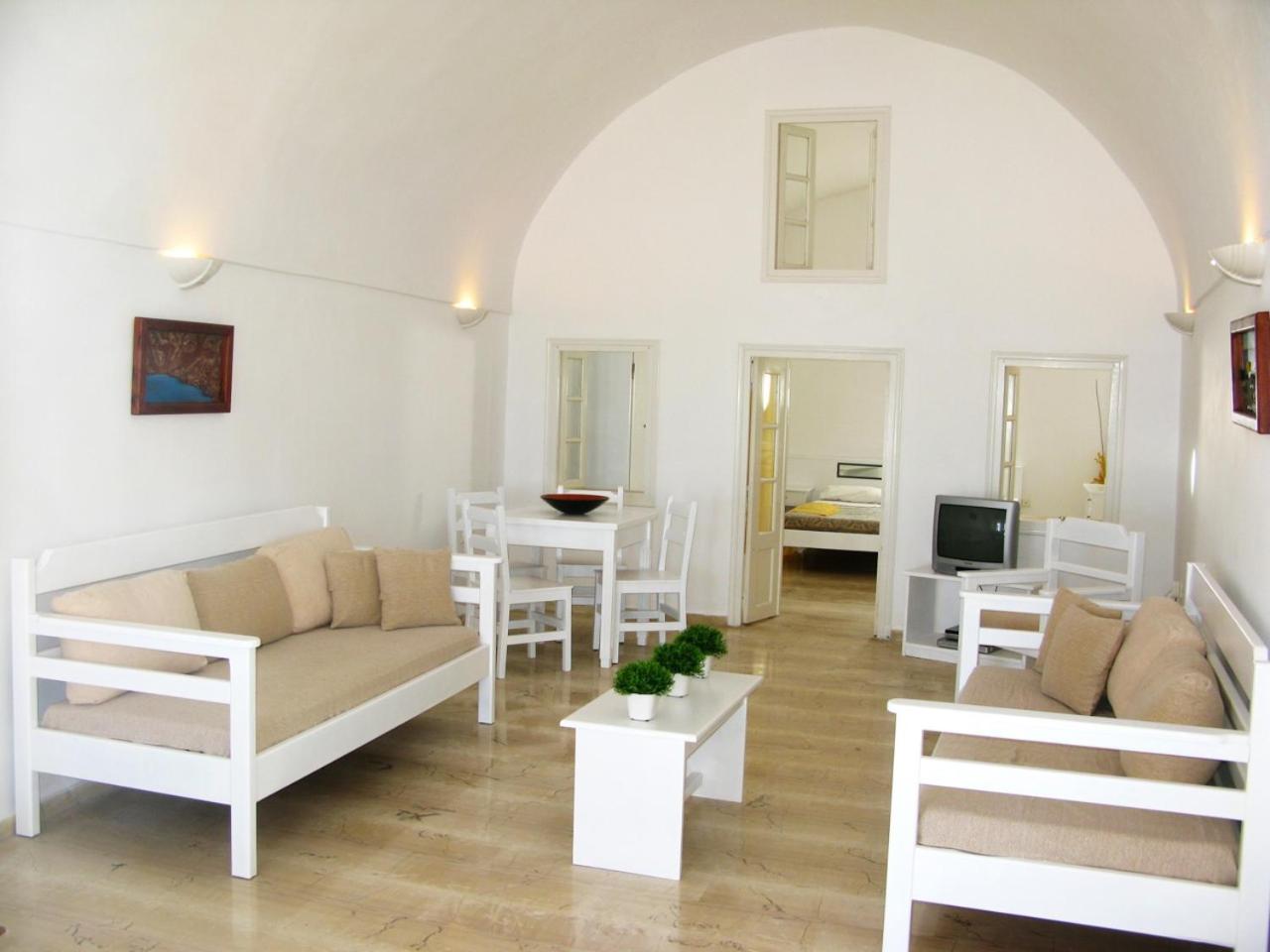 Traditional Apartment by the Pool