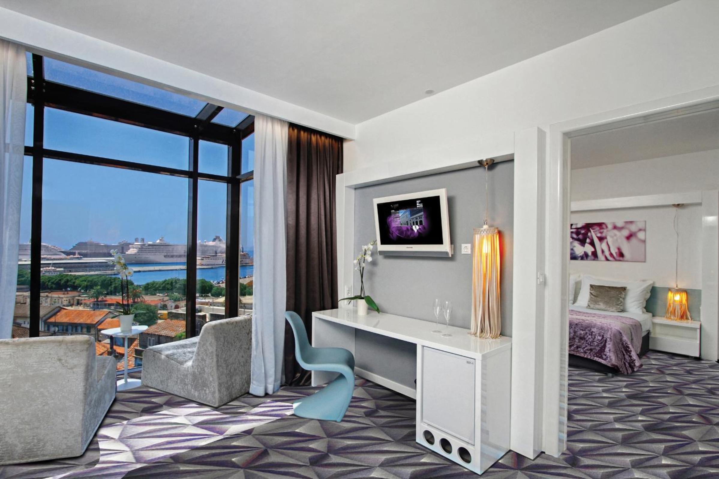 Deluxe Suite with Sea View - Photo 1