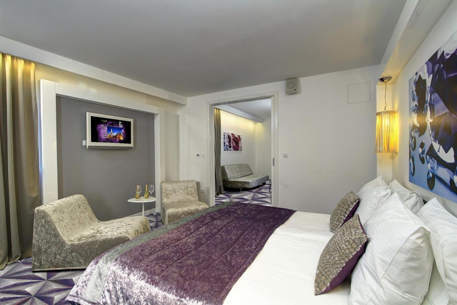 Suite - Photo 1
