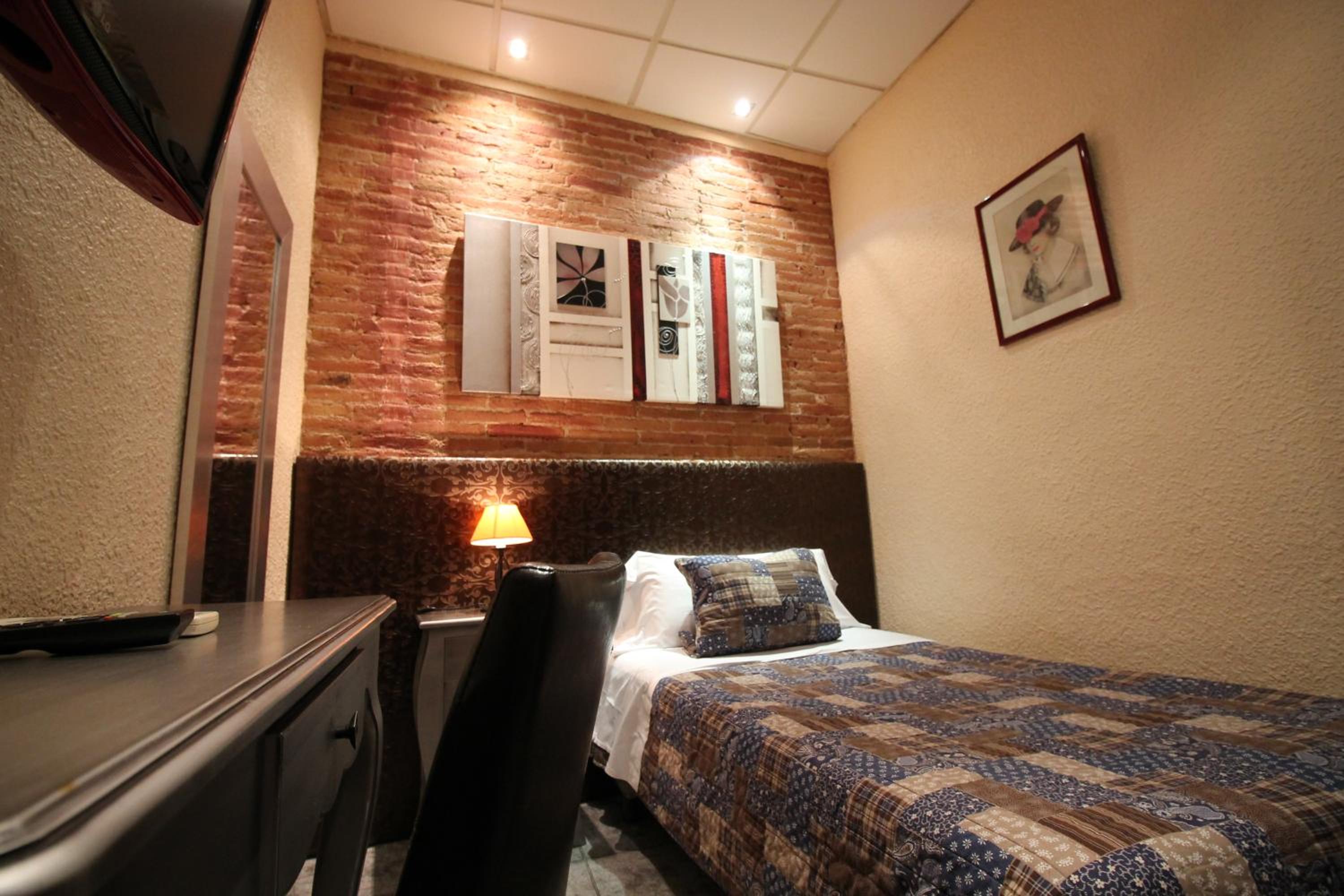 Single Room with Shared Bathroom photo 2