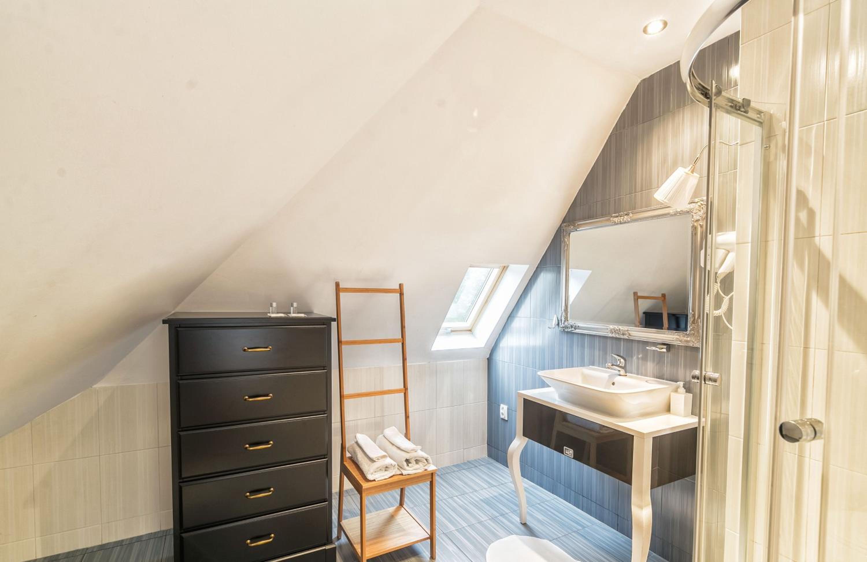 Large Double Room - Photo 2