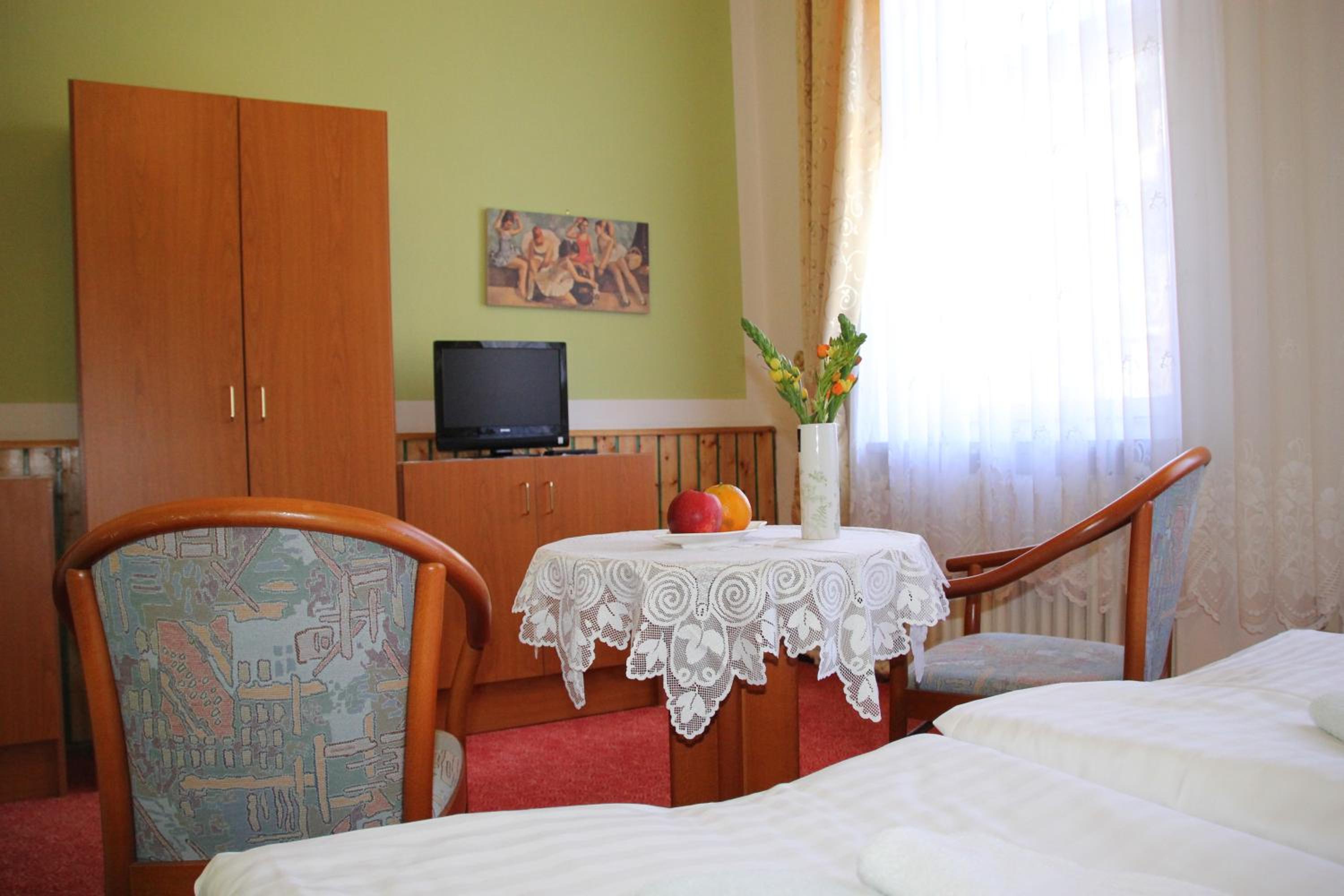 Double Room with Private Bathroom - Photo 2