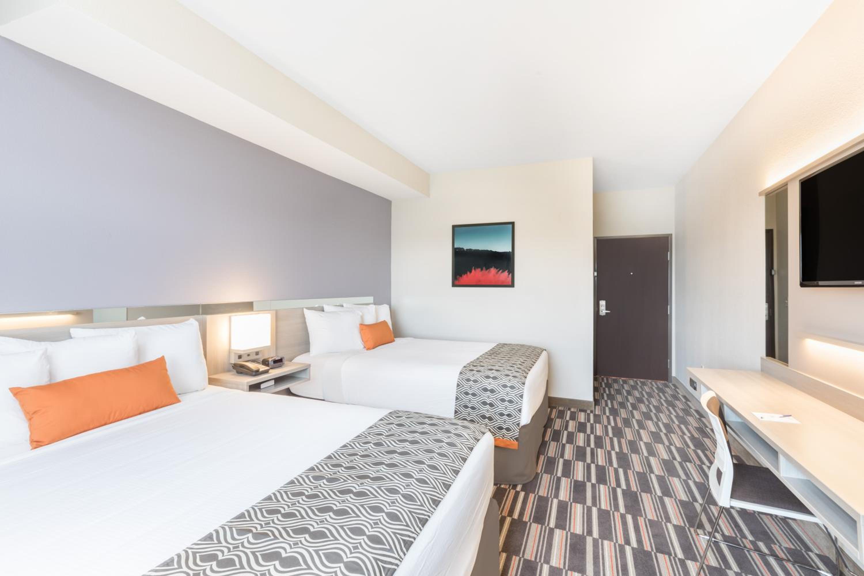 Queen Room with Two Queen Beds - Non-Smoking photo 3