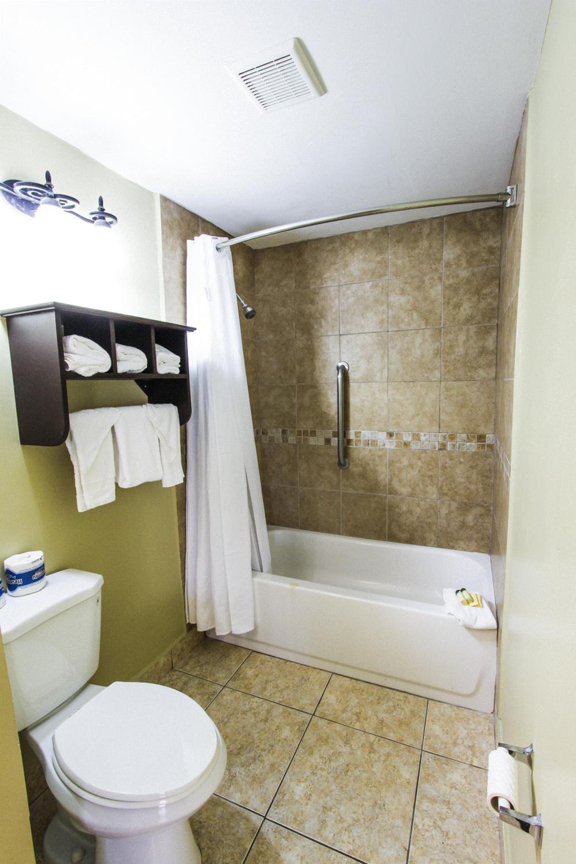 Family Suite - Poolside/Non-Smoking photo 2