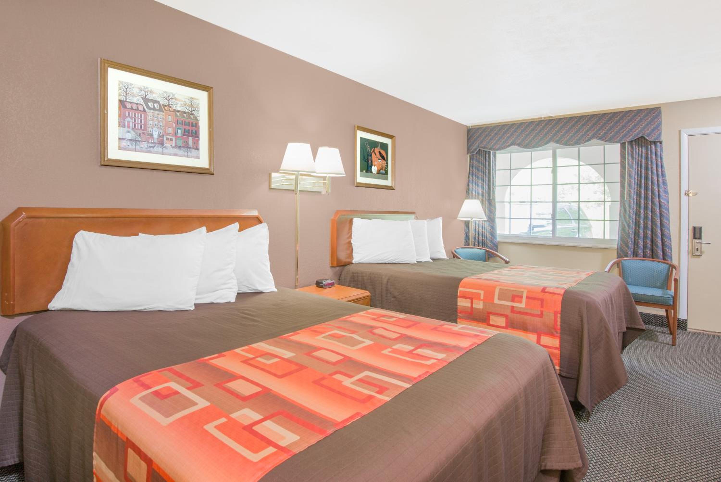 Double Room with Two Double Beds - Smoking - Photo 3