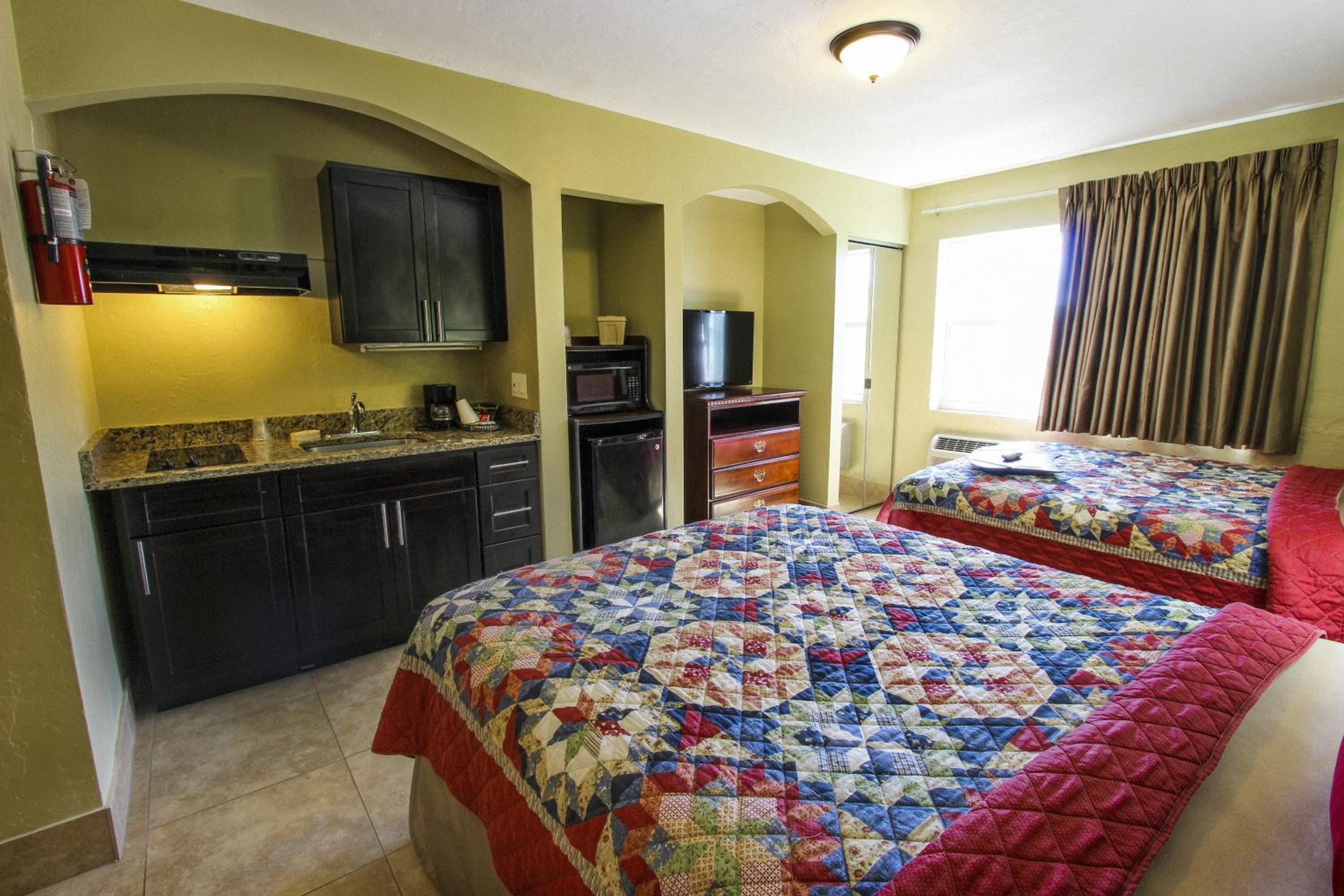 Efficiency Studio with Two Queen Beds - Poolside photo 2