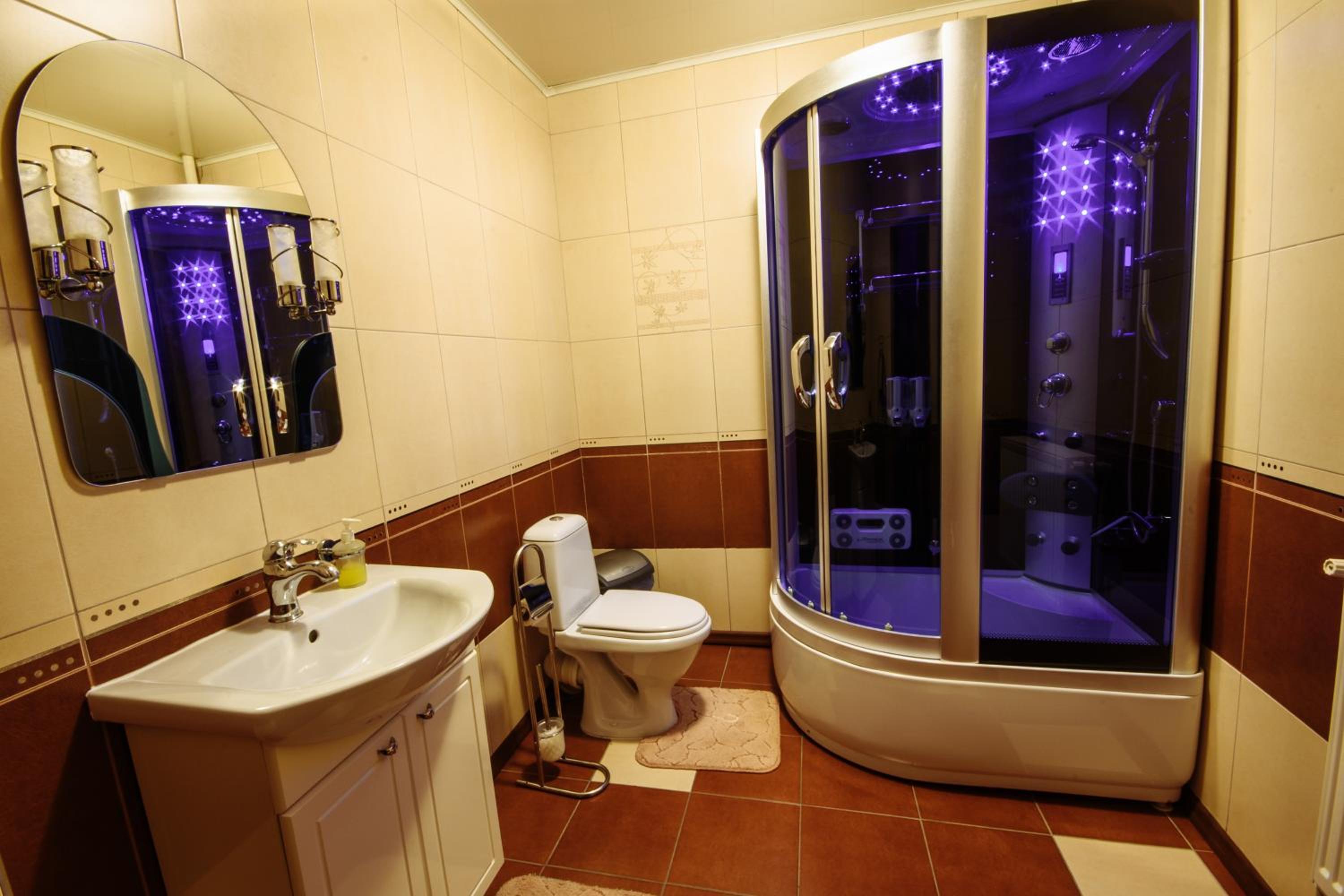 Family Room with Shared Bathroom photo 3