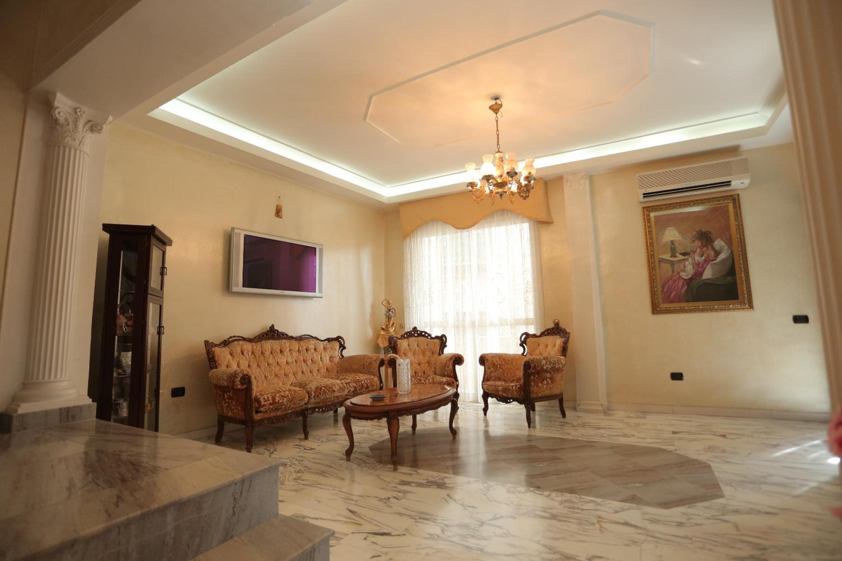 Family Apartment (18 Adults)