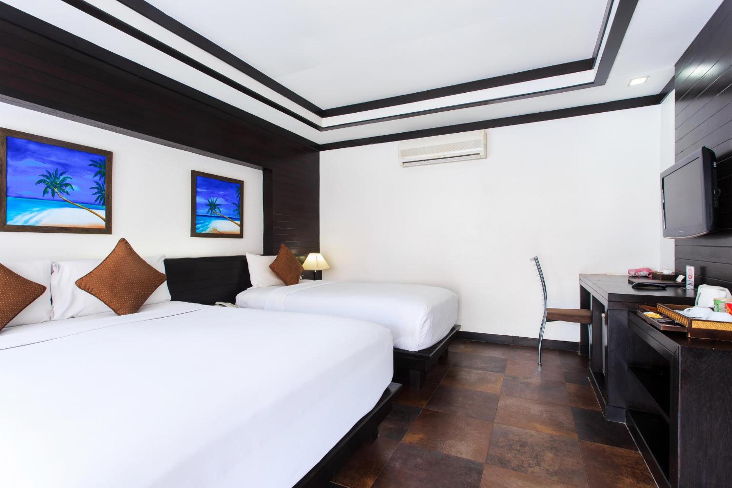 Superior Twin Room - Poolside photo 2
