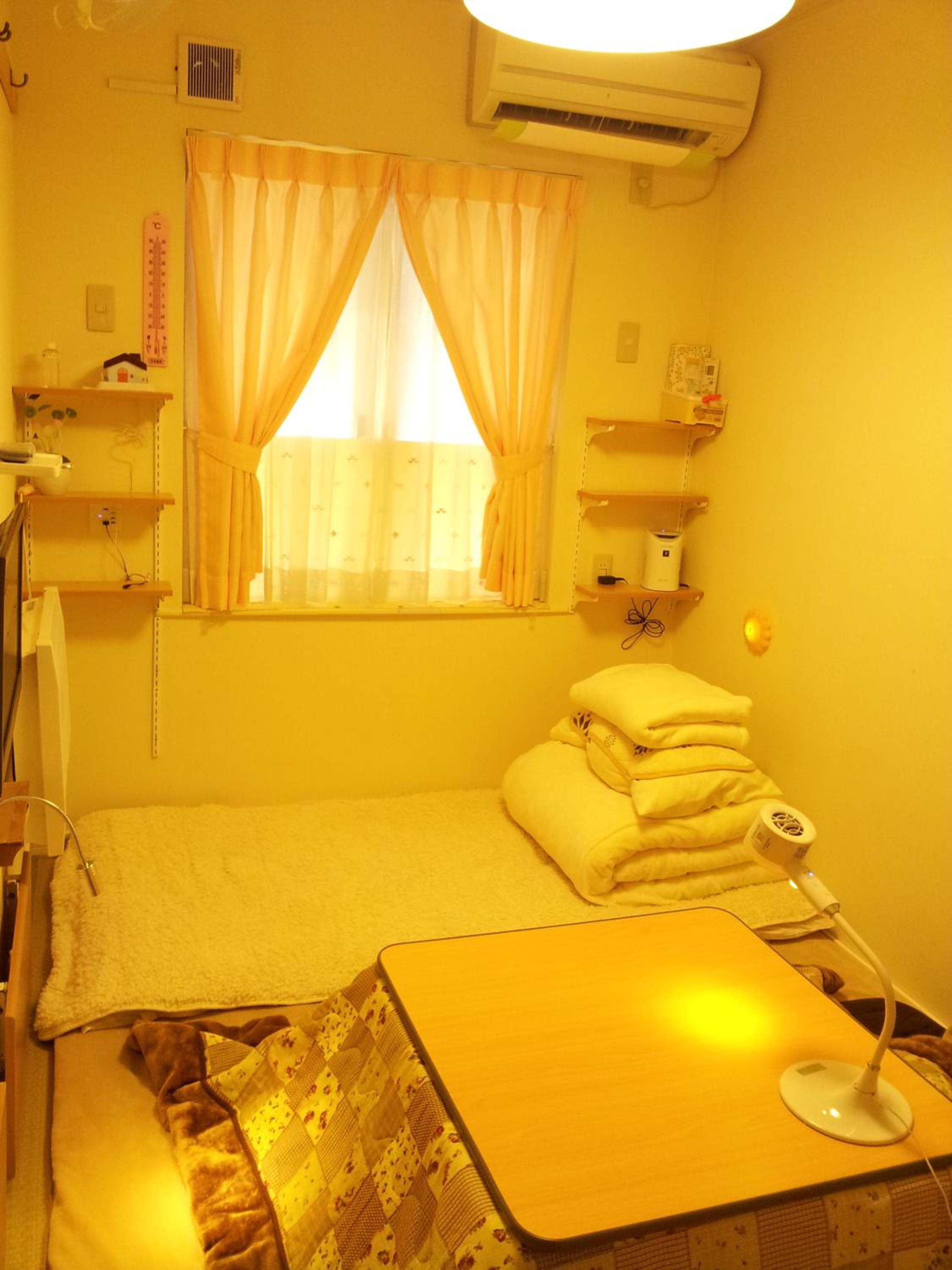 Japanese-Style Family Room with Shared Bathroom photo 1