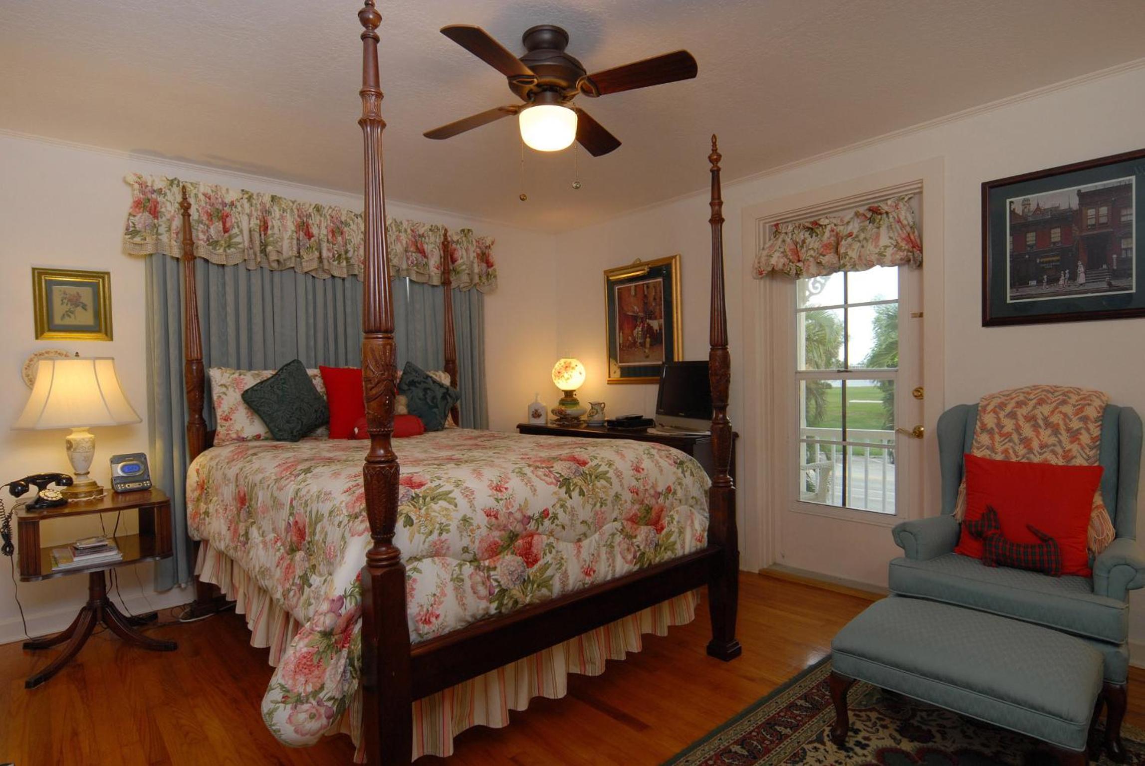 Queen Room with Intracostal View