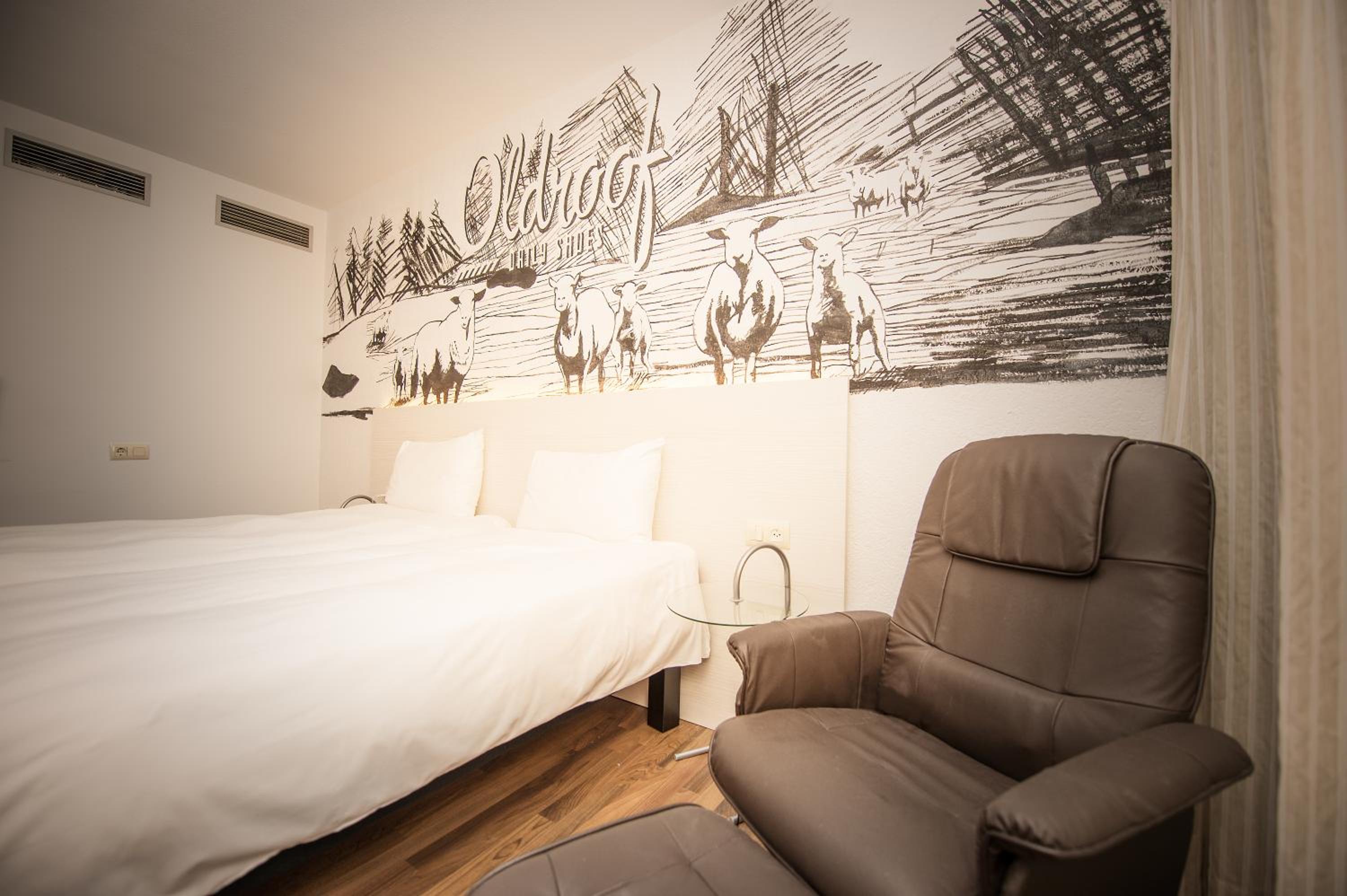 Standard Twin Room - Photo 9