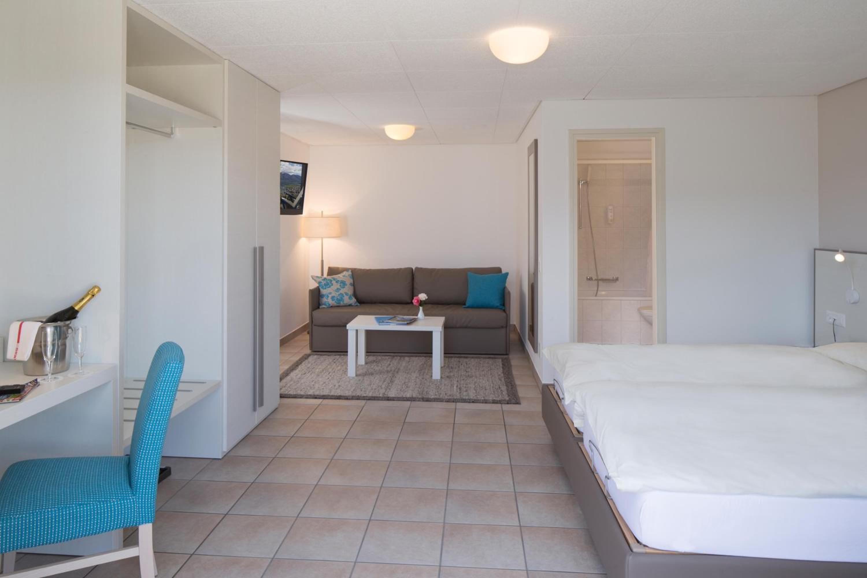 Comfort Family Room with Lake View - Photo 2