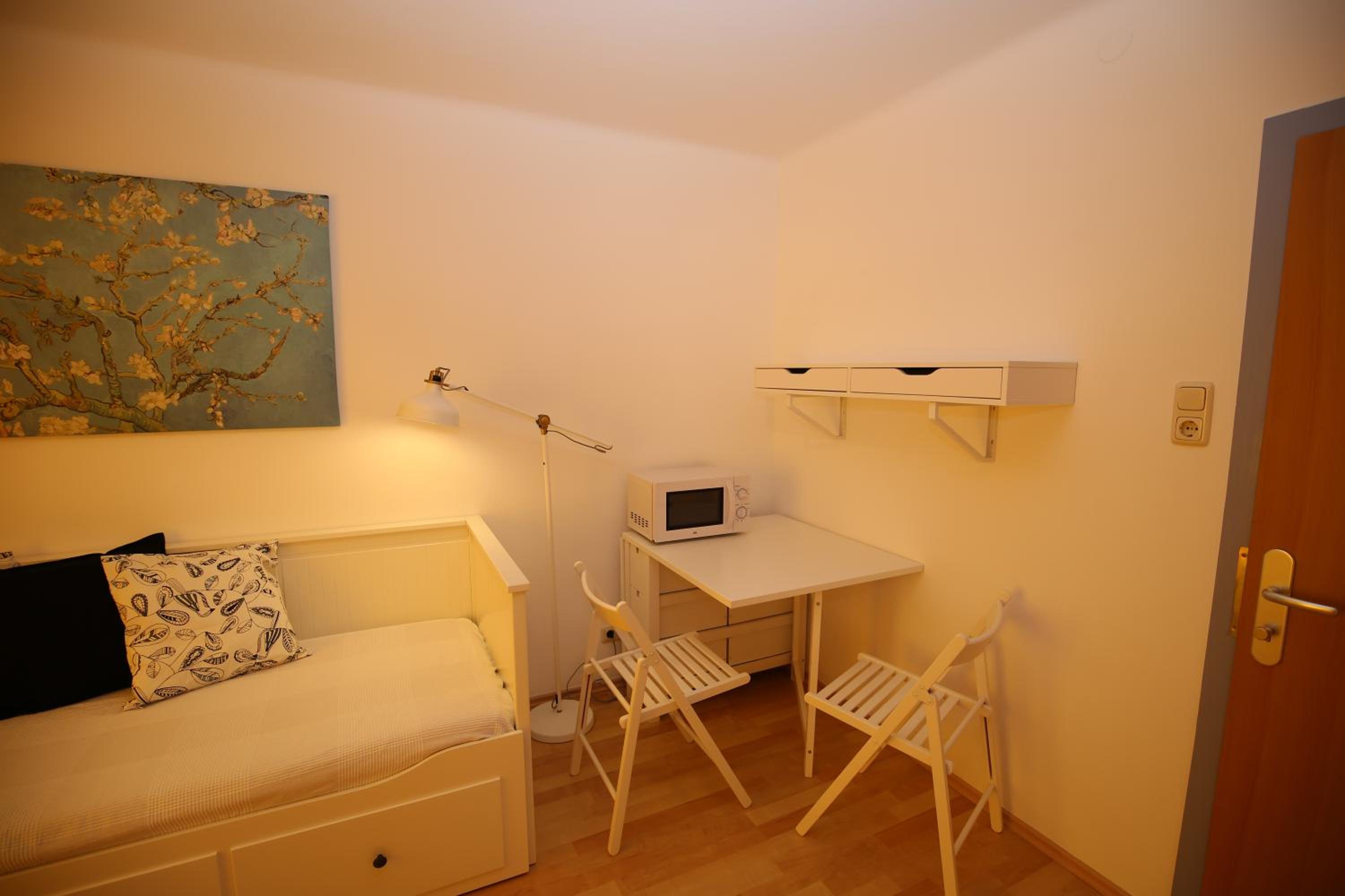 Economy Double Room with Shared Bathroom or Toilet photo 2