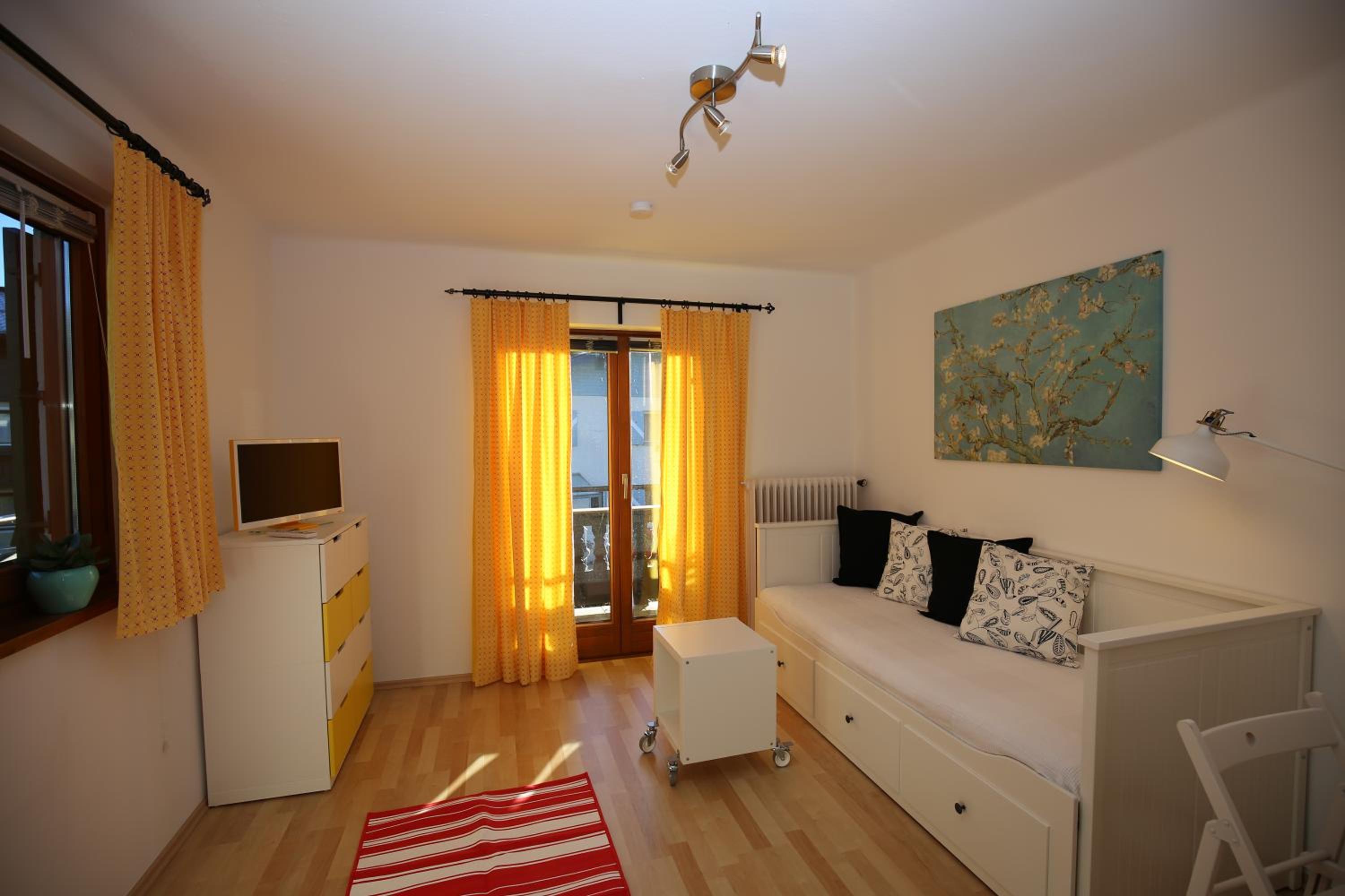Economy Double Room with Shared Bathroom or Toilet photo 1