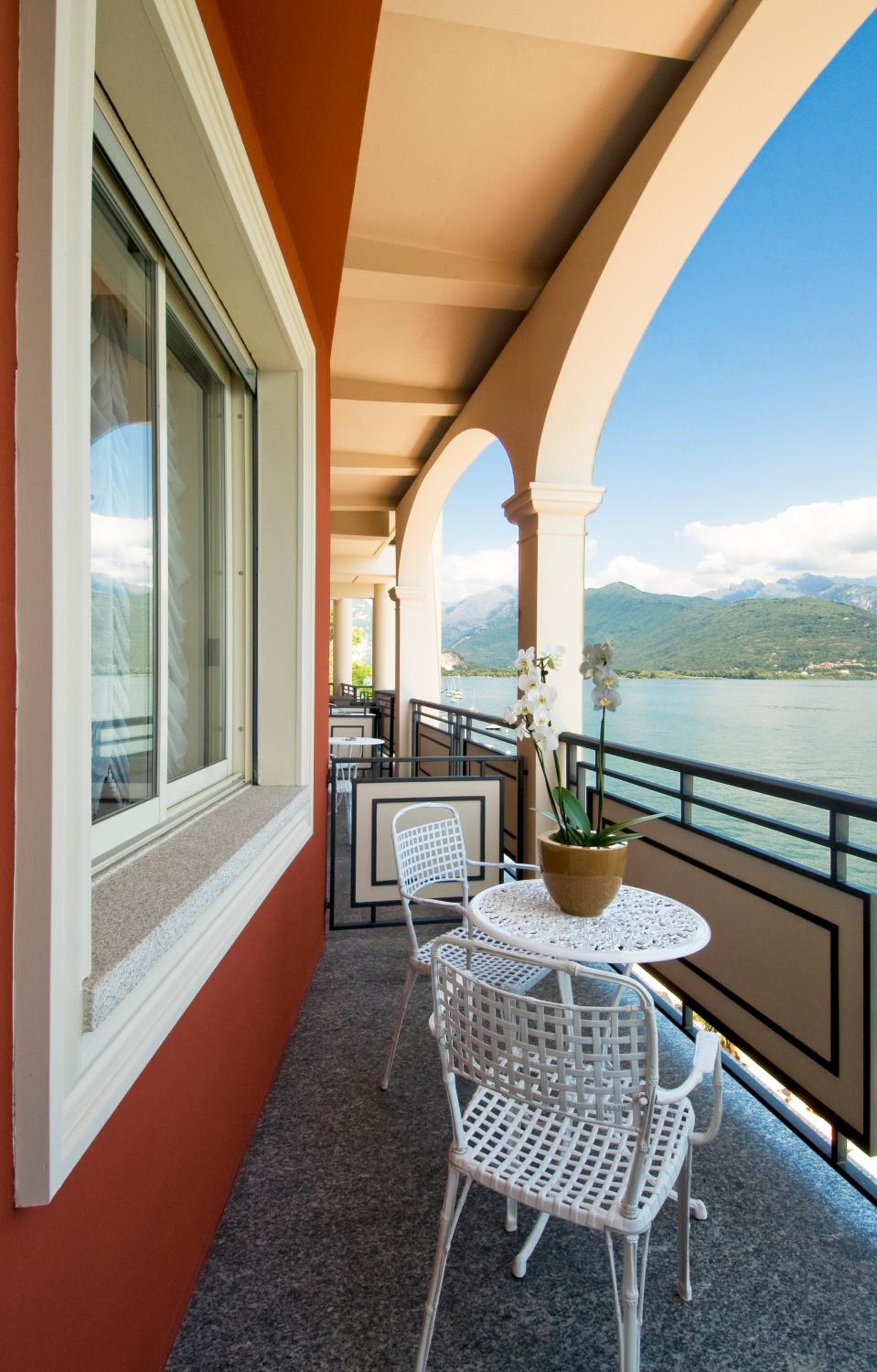 Classic Double or Twin Room with Partial Lake View - Photo 4