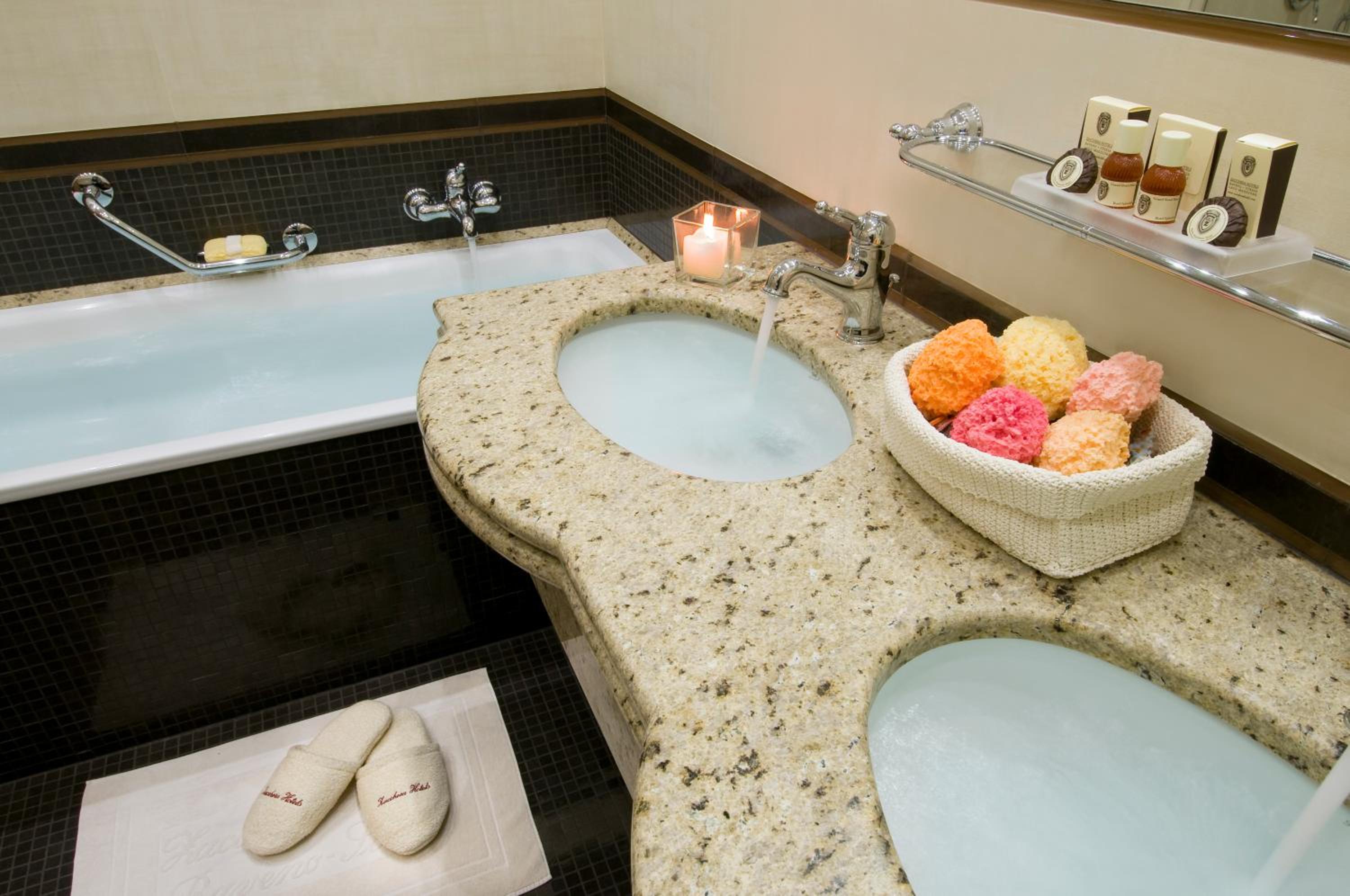 Deluxe Double or Twin Room with Lake or side pool view - Photo 8