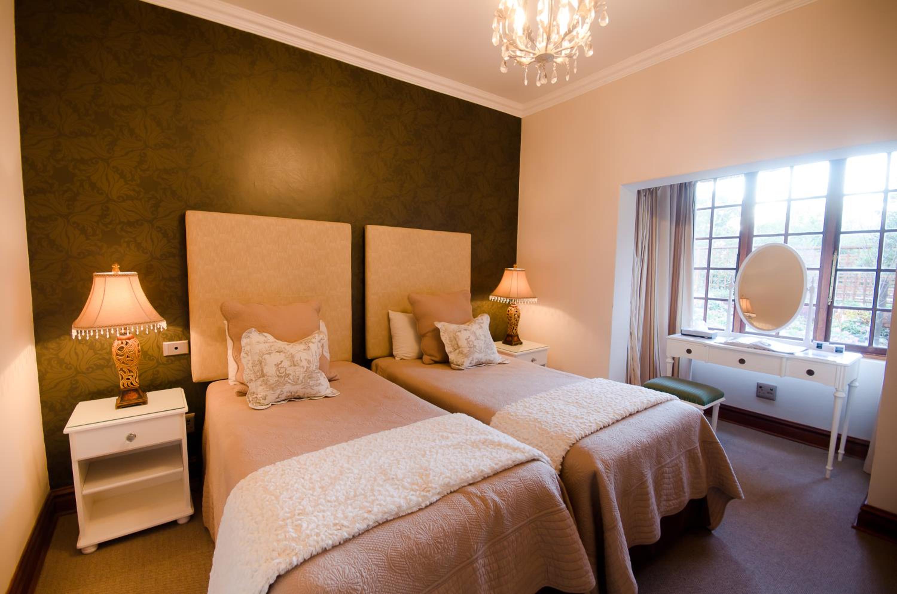 Luxury Family Room - Photo 7