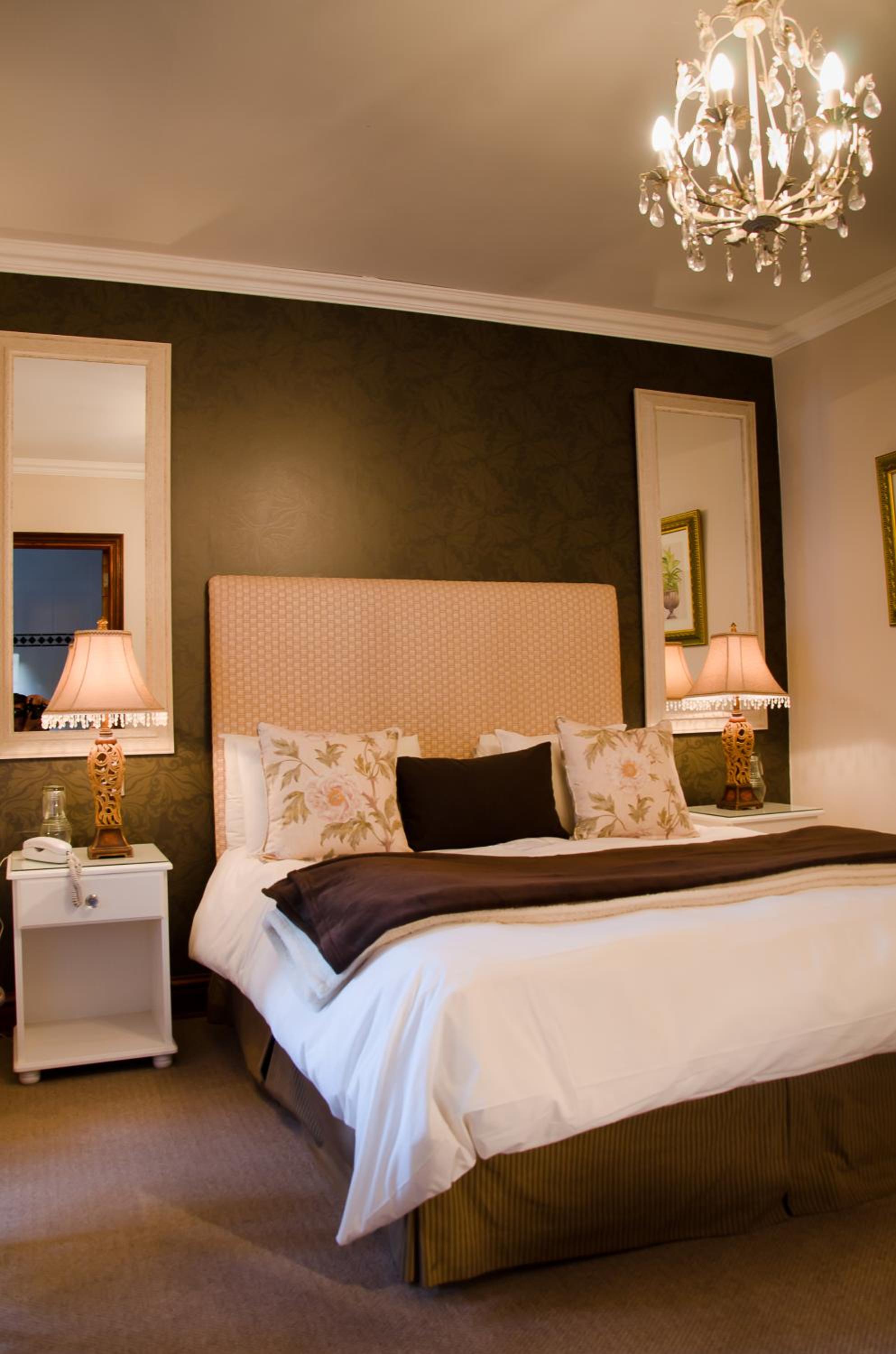 Luxury Family Room - Photo 2