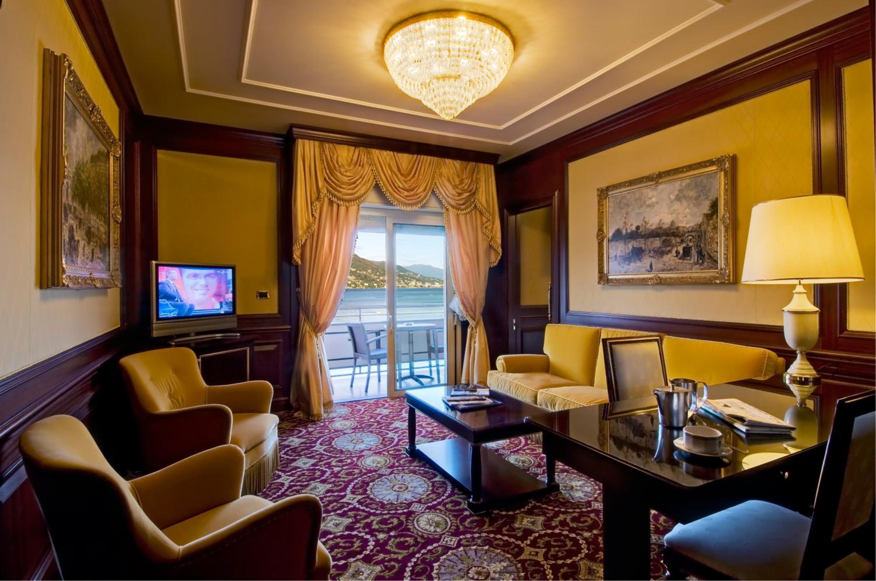 Senior Suite with Lake View - Photo 12