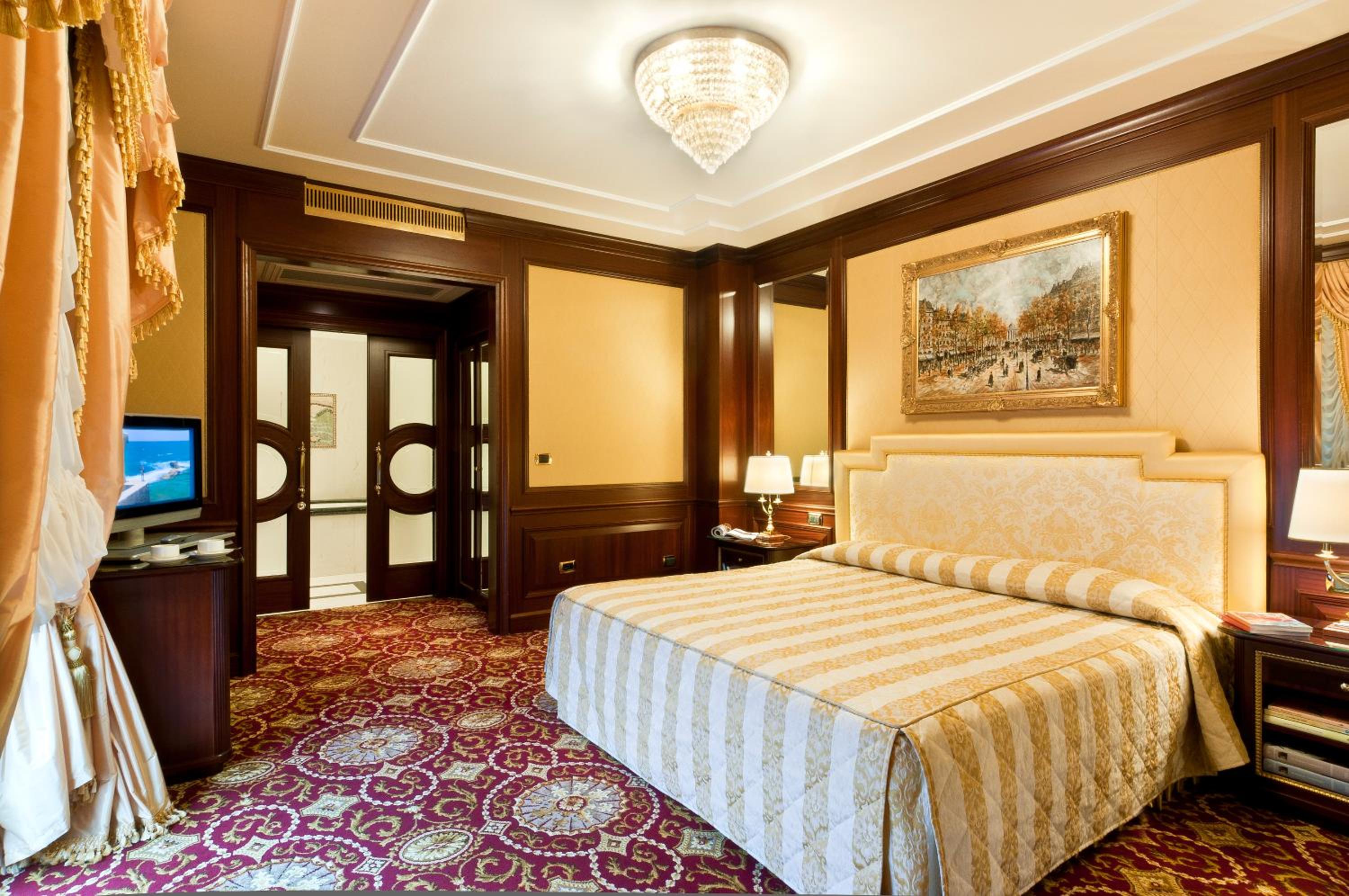 Senior Suite with Lake View - Photo 16