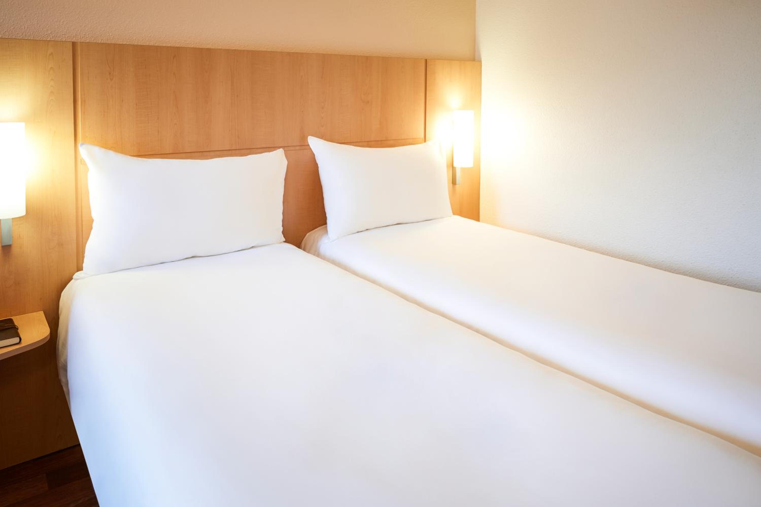 Standard Room With Twin Beds thumbnail 5