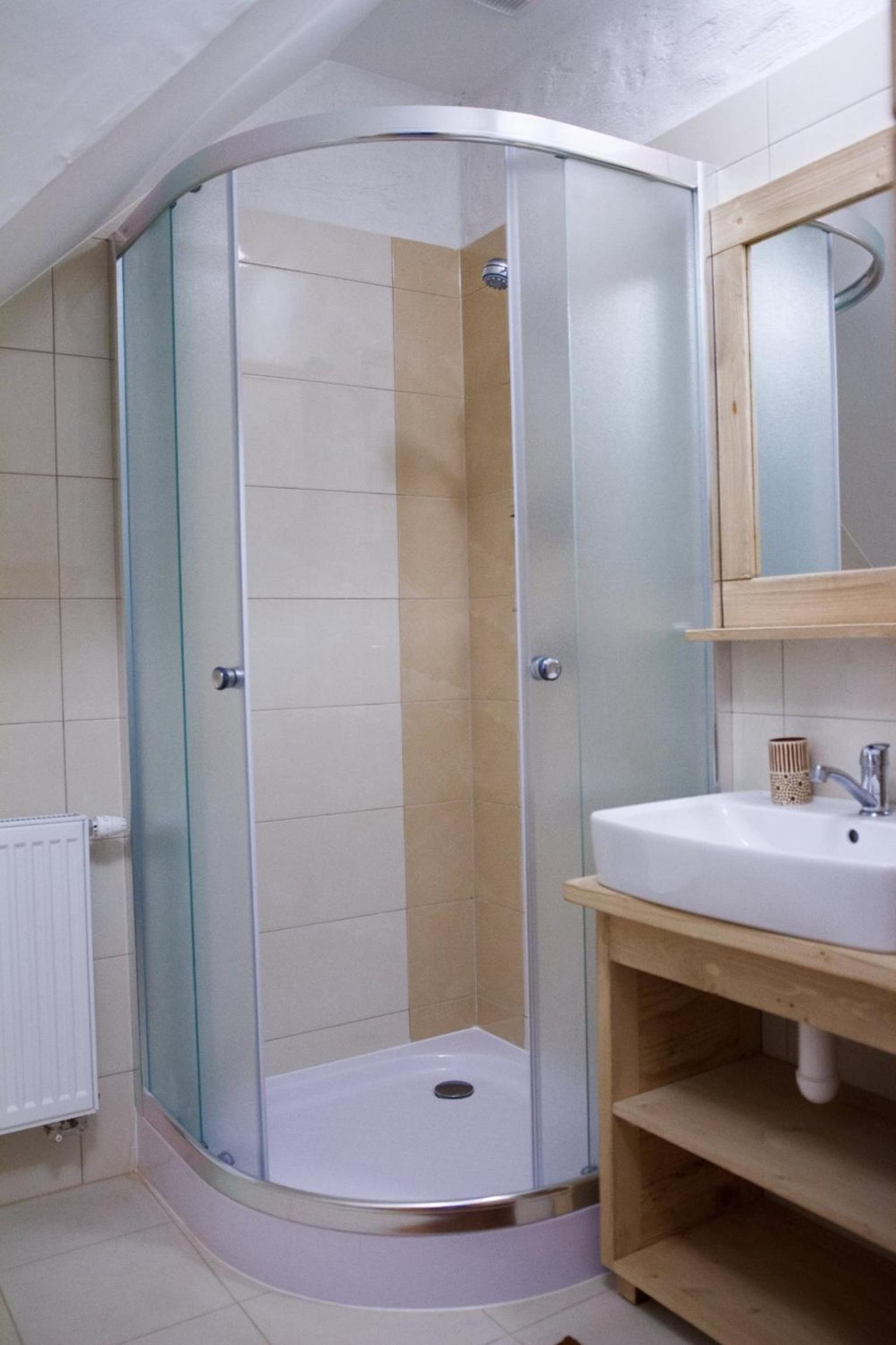 Twin Room with Private Bathroom - Photo 3