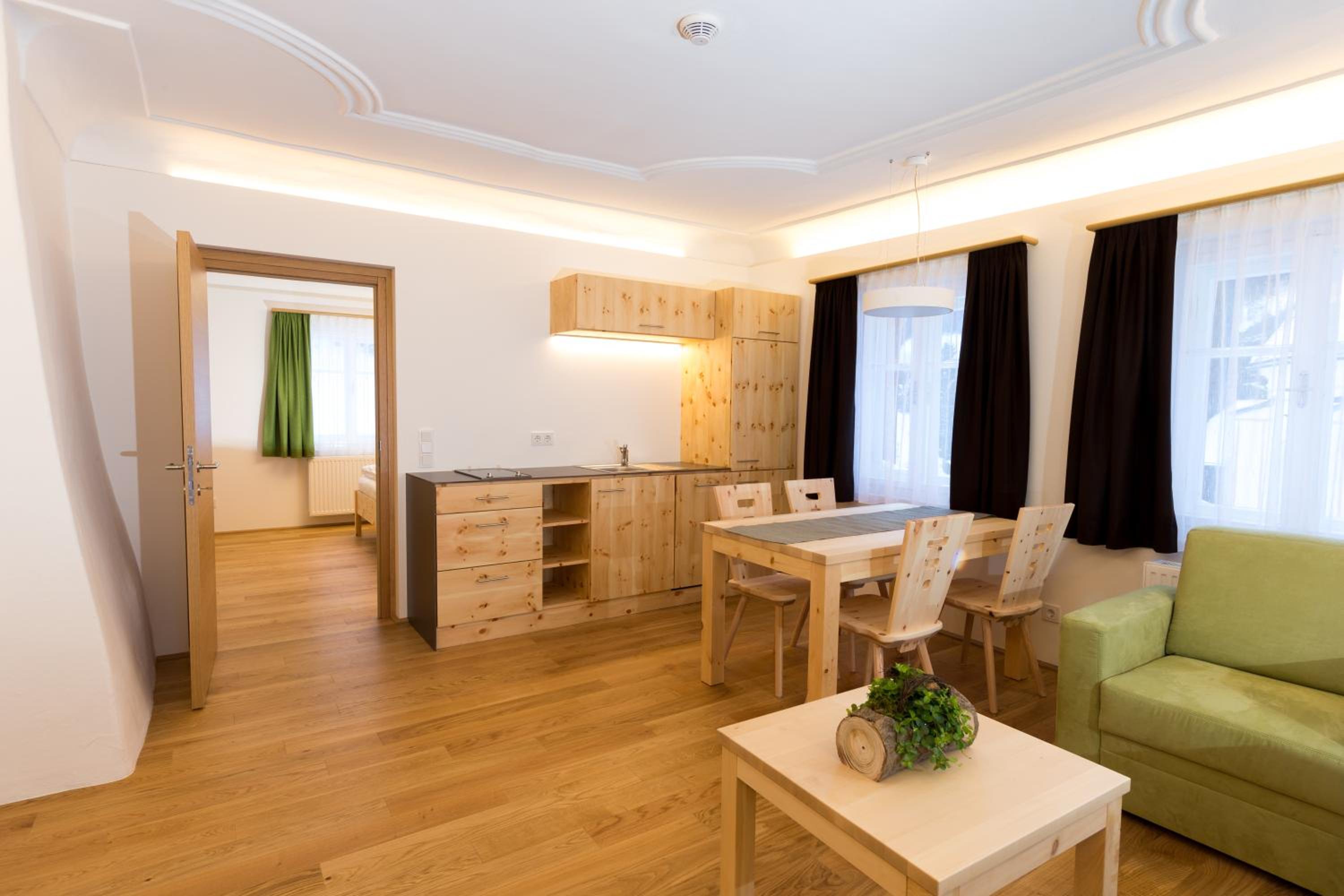 Apartment with Mountain View - Photo 2