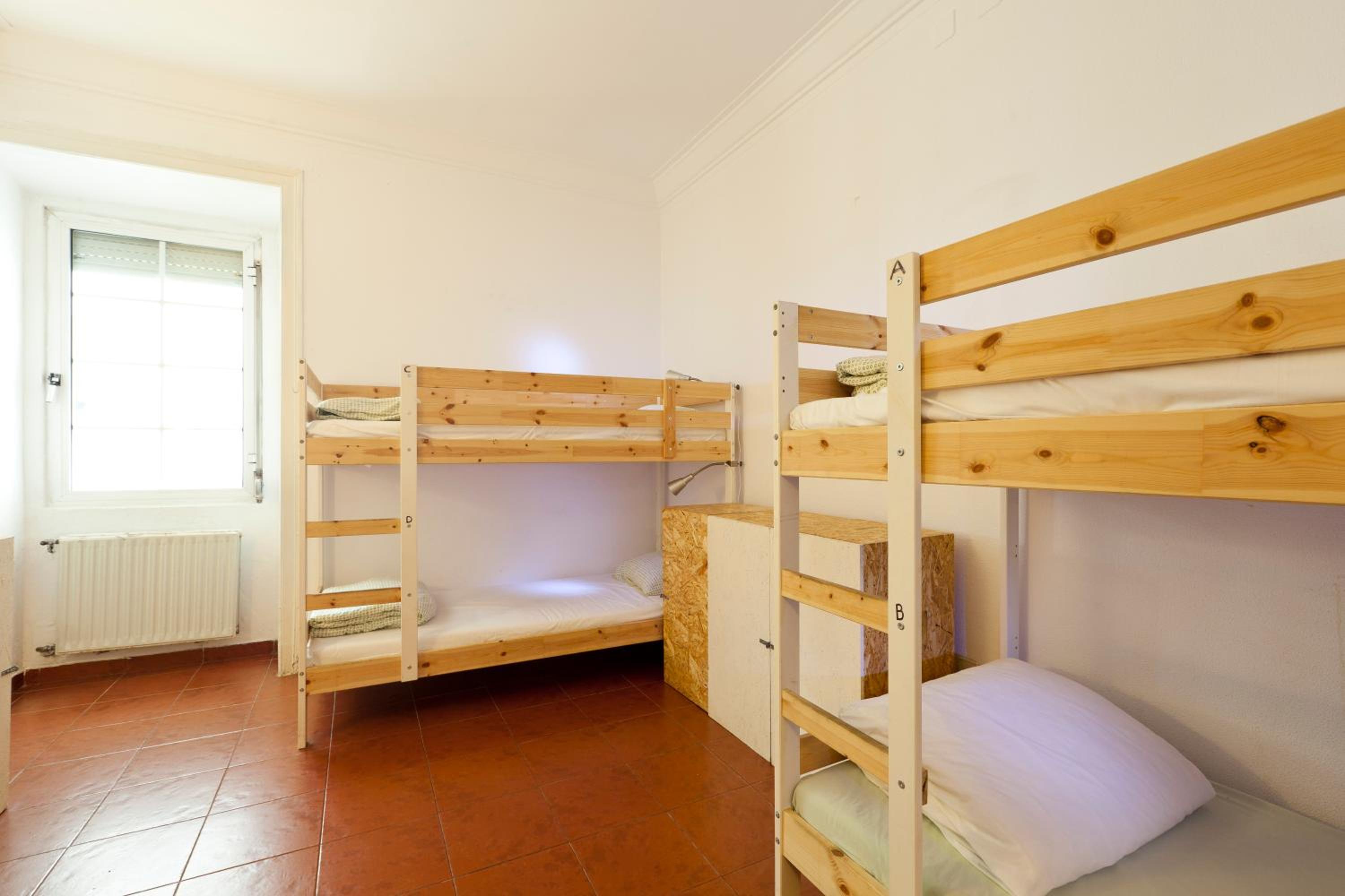 Bed in 6-Bed Mixed Dormitory Room photo 2