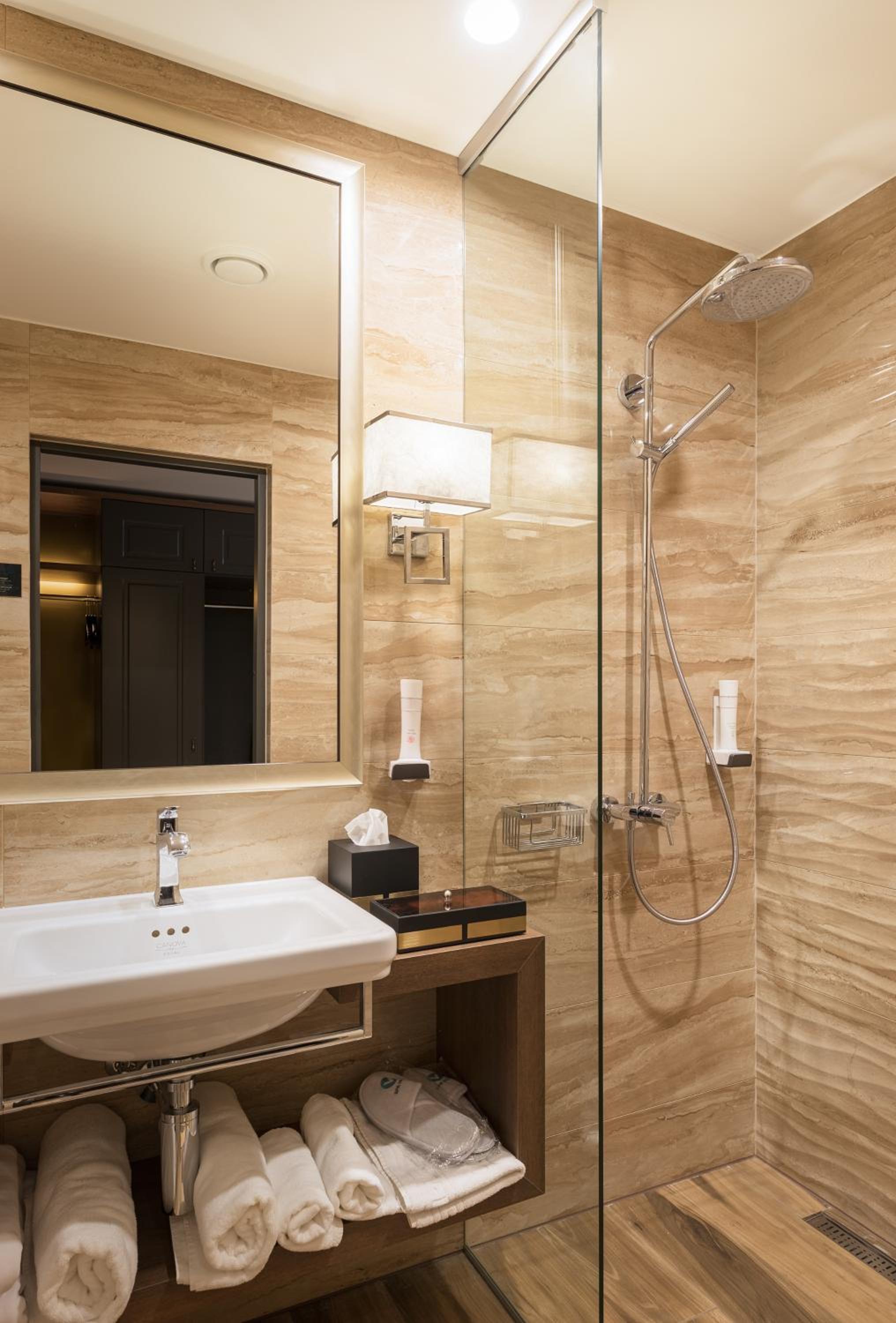 Superior Room with access to the V Spa water and sauna area, photo 6
