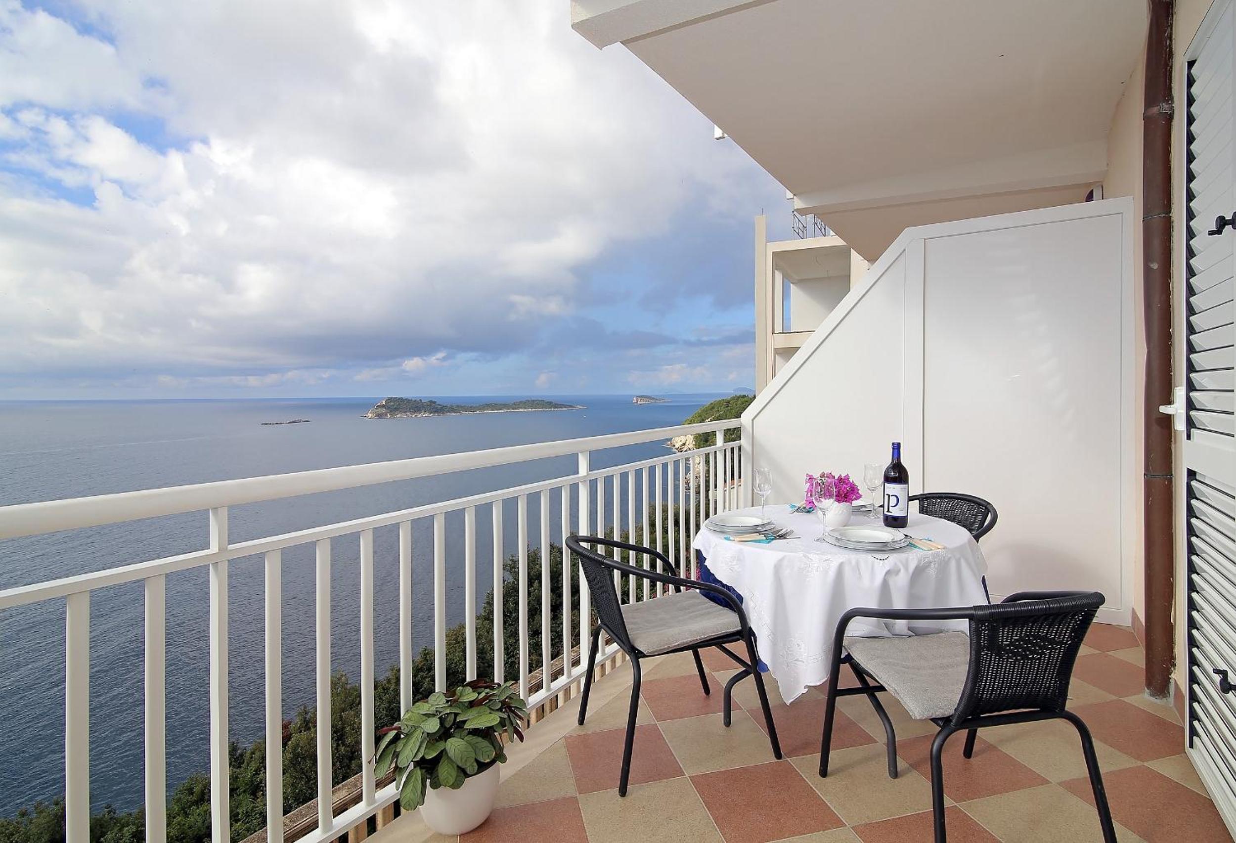 One-Bedroom Apartment with Balcony and Sea View 2 photo 3