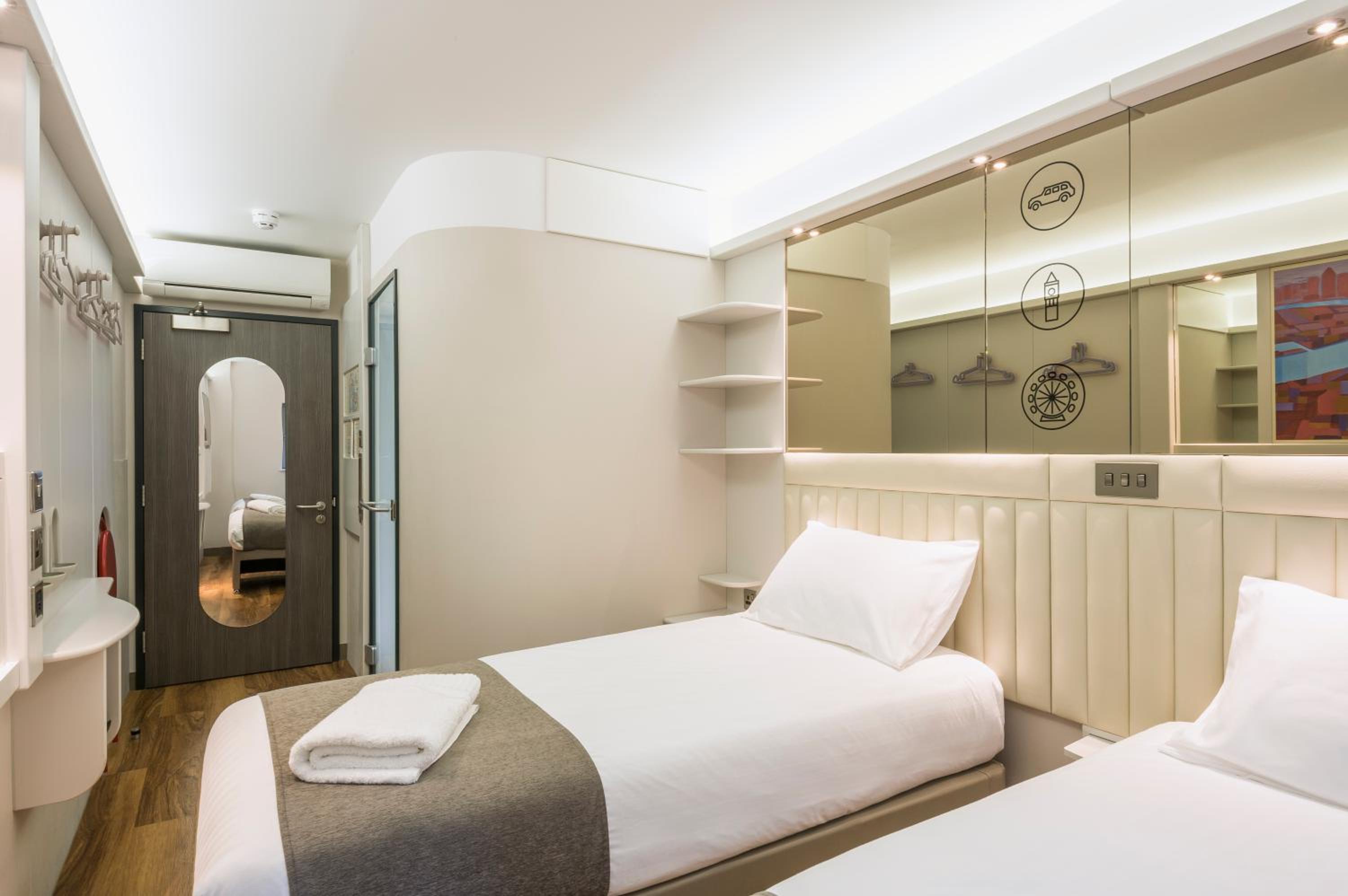 Classic Twin Room with Window photo 3